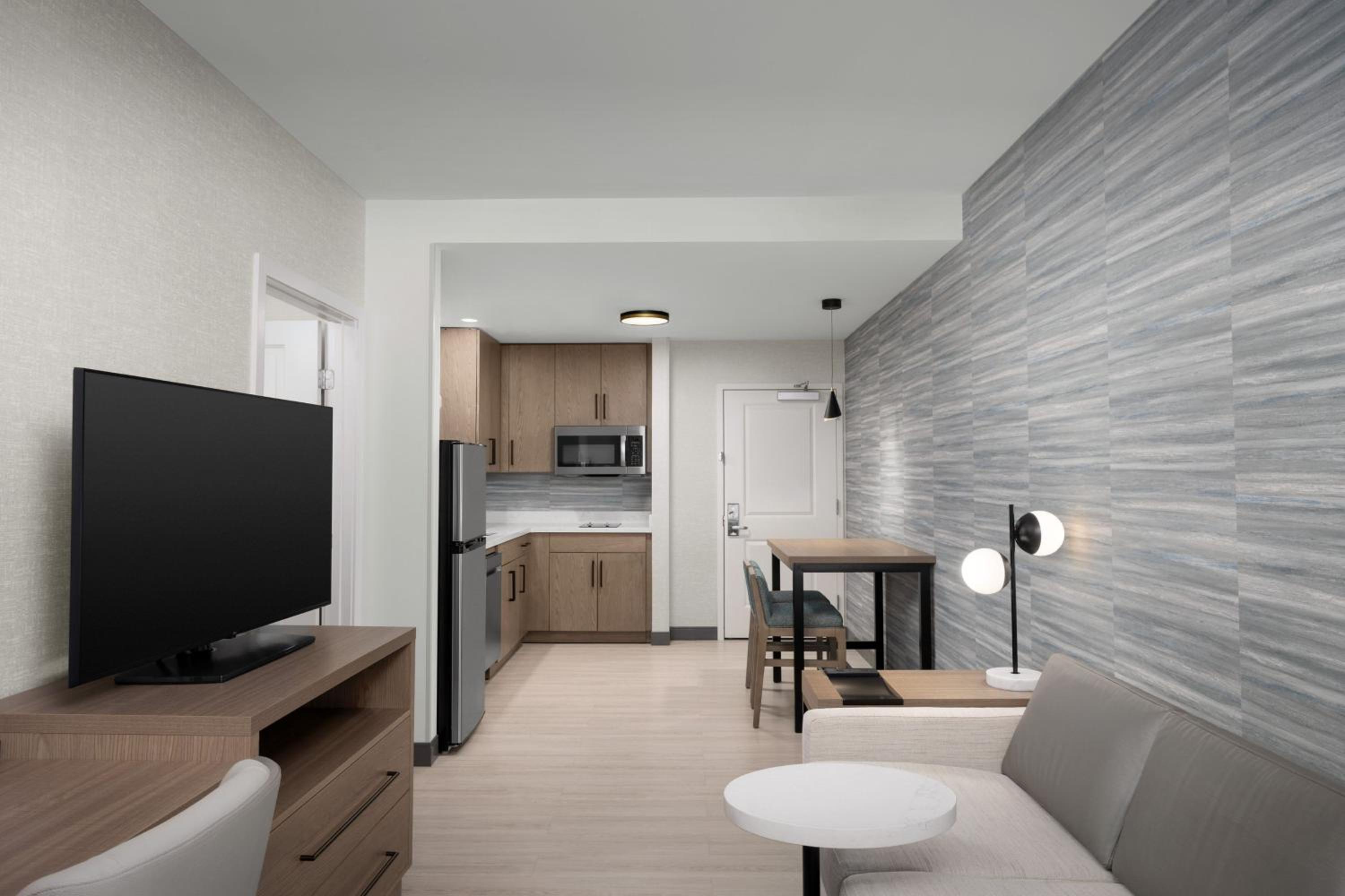 King Suite with Sofa Bed and Mountain View - Hearing Accessible photo 2