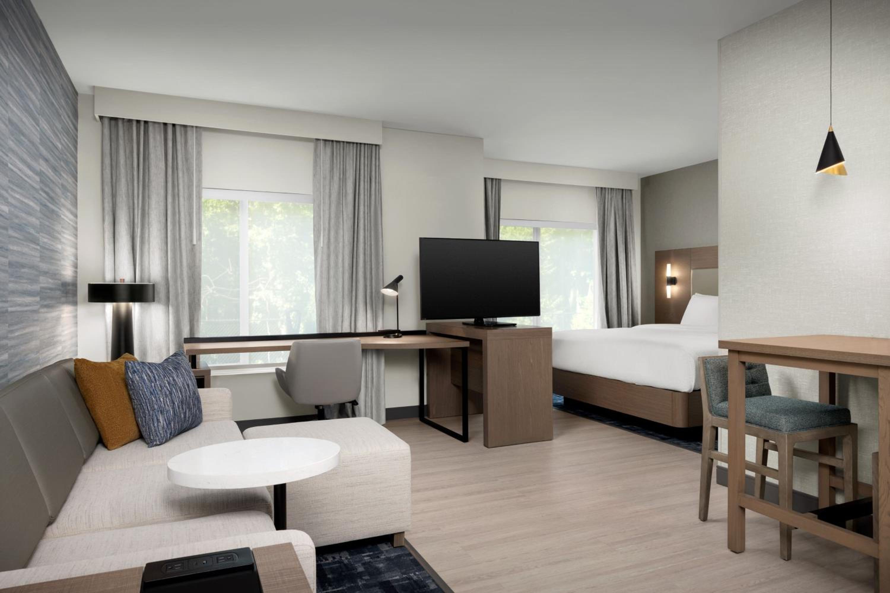 King Studio with Sofa Bed - Photo 6