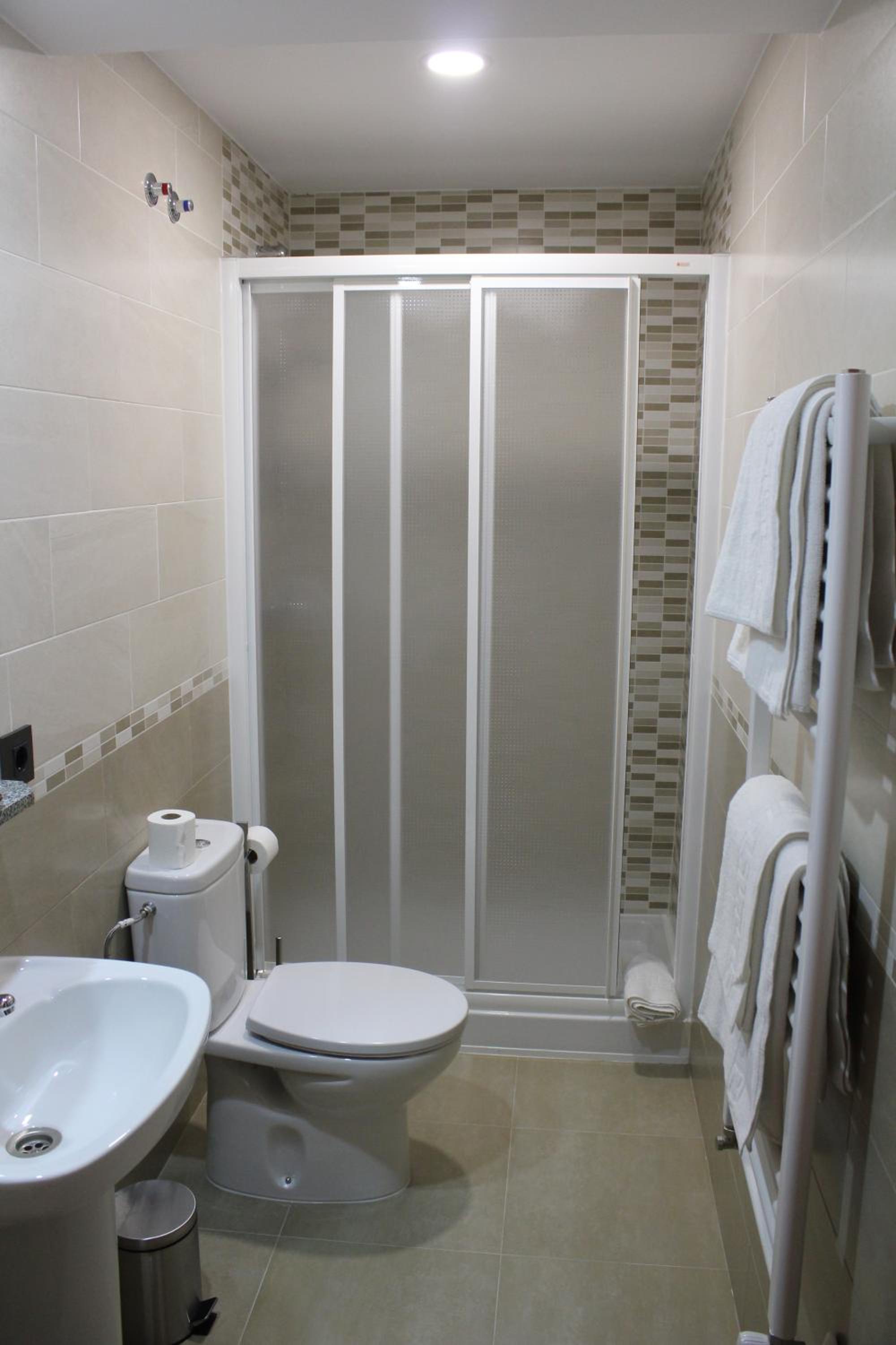 Budget Twin Room - Photo 6