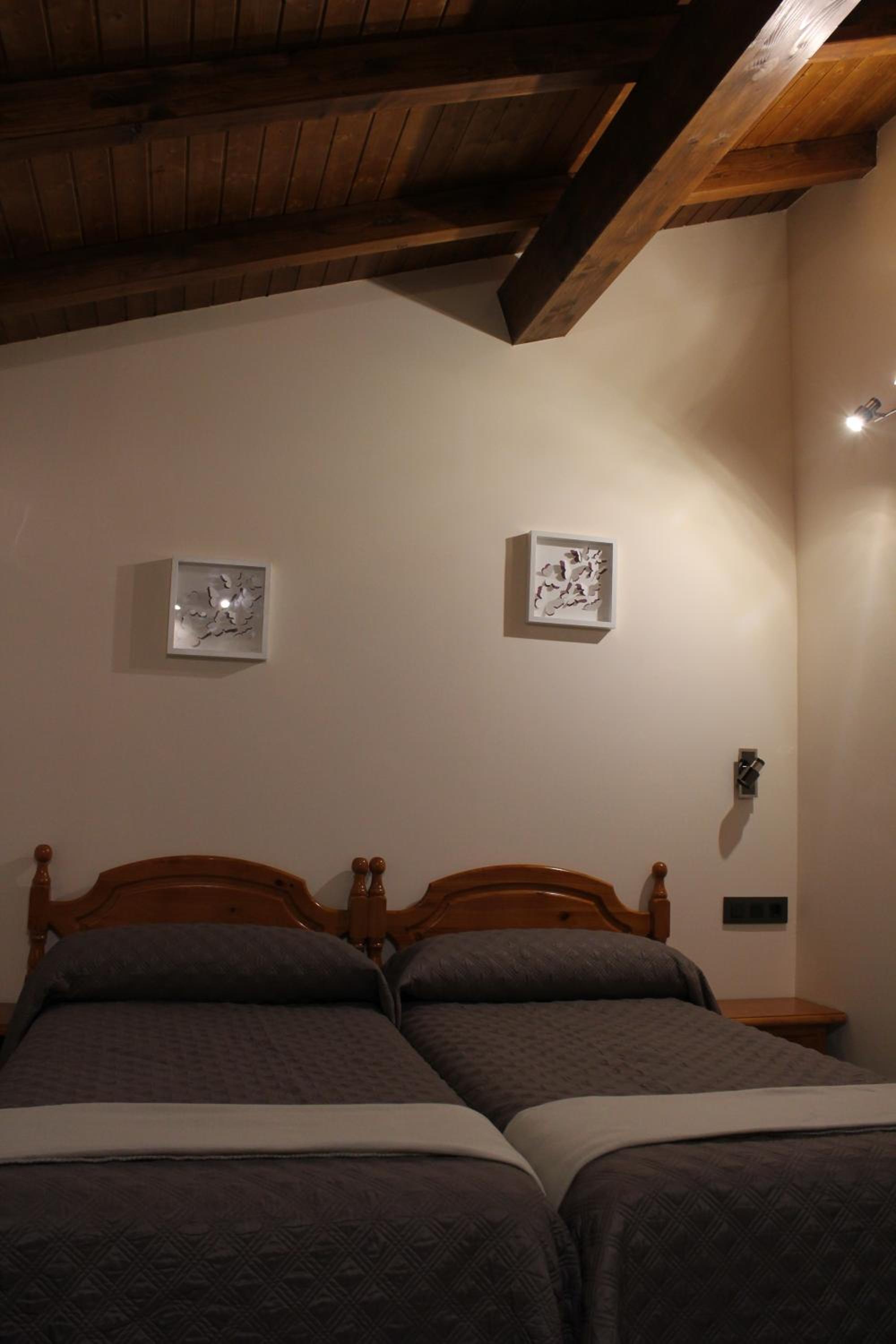Budget Twin Room - Photo 2