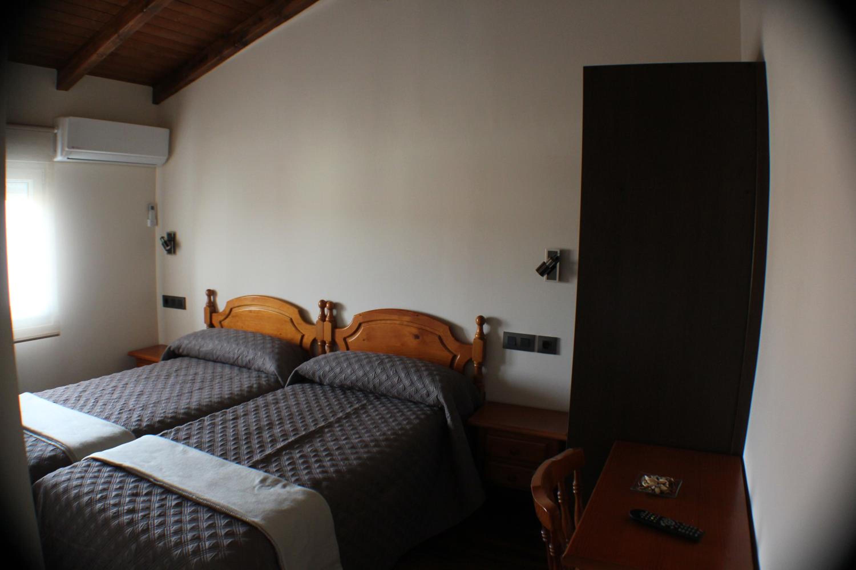 Budget Twin Room - Photo 4