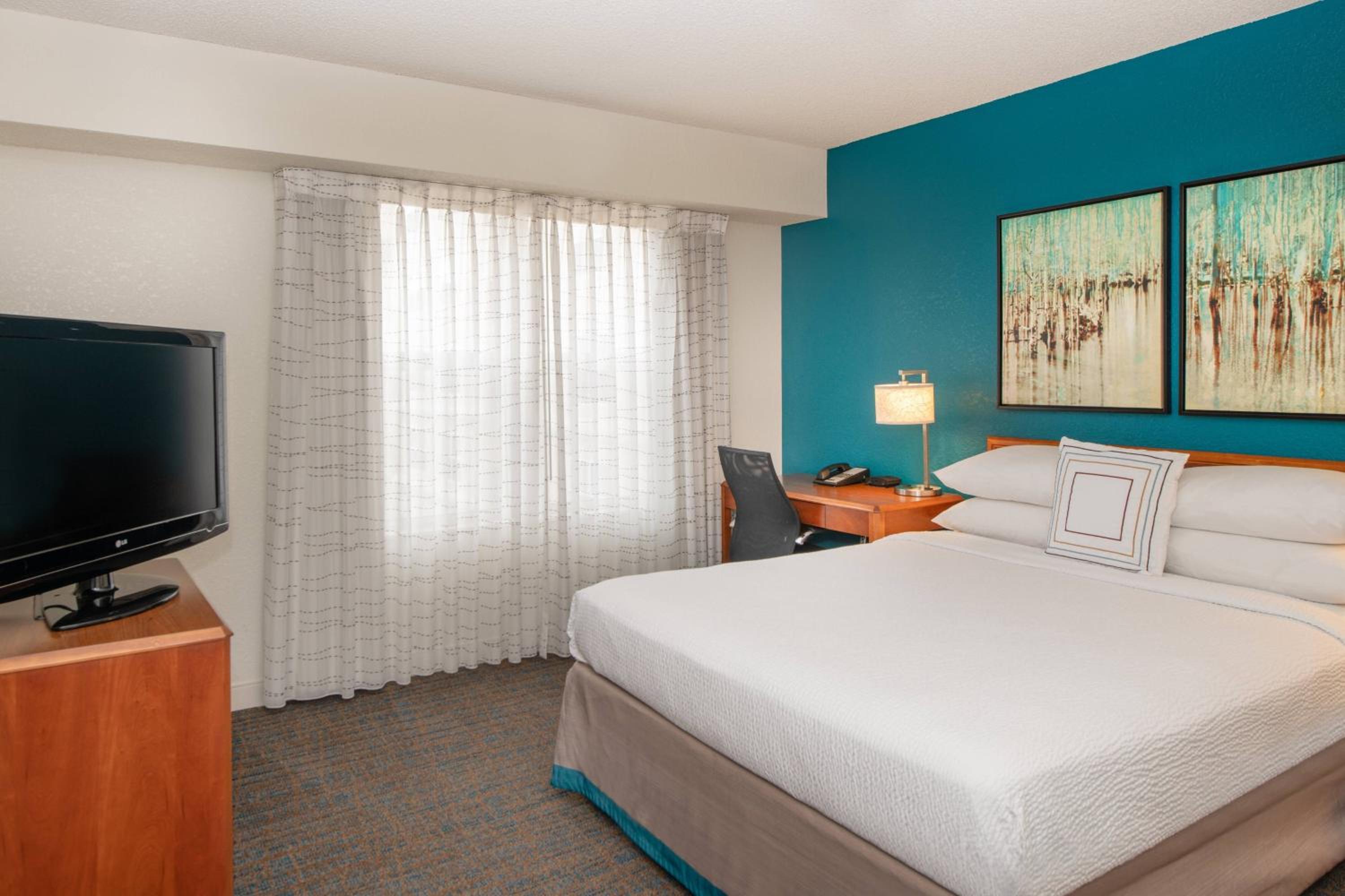 Two-Bedroom Queen Suite - Photo 4