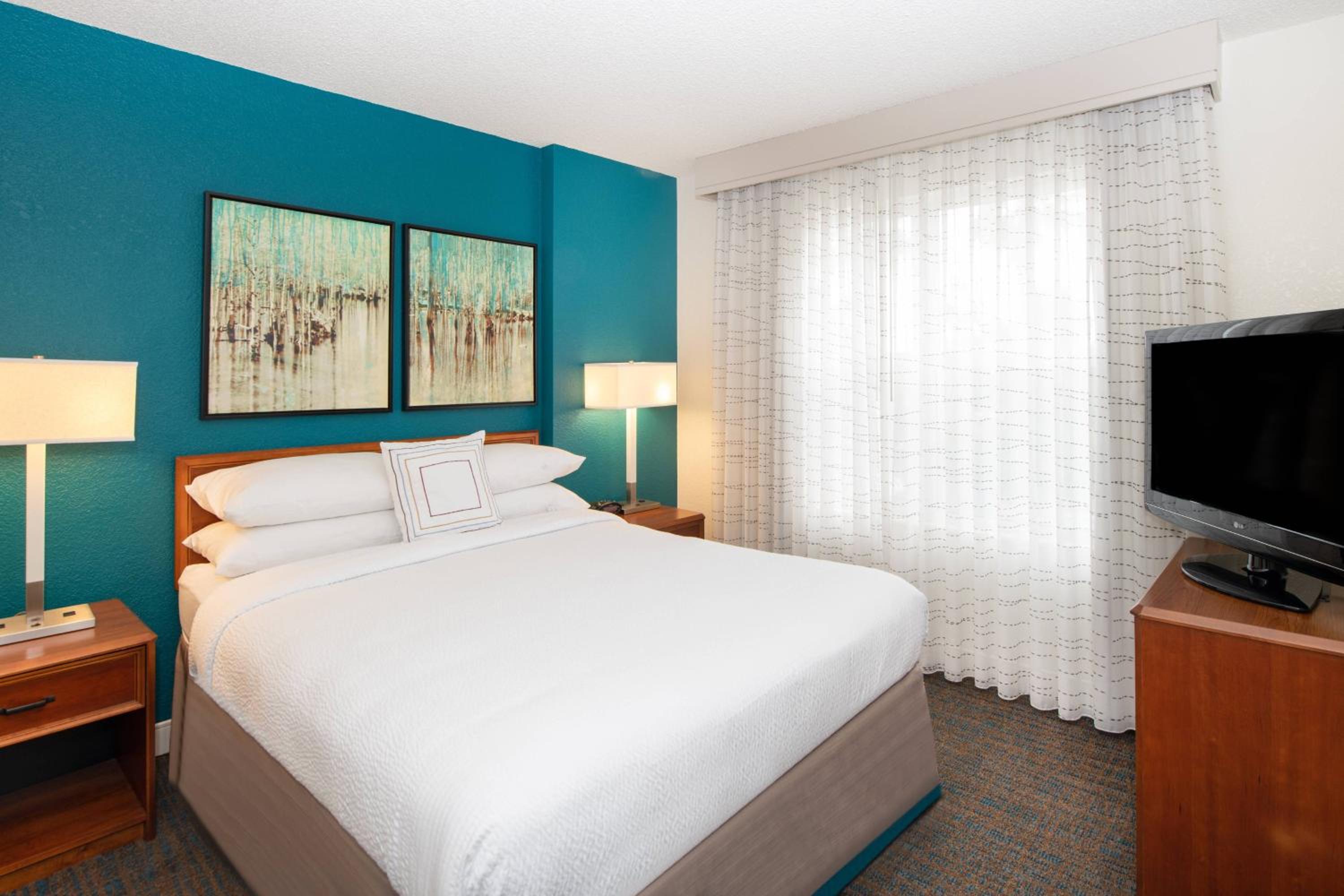 Two-Bedroom Queen Suite - Photo 10