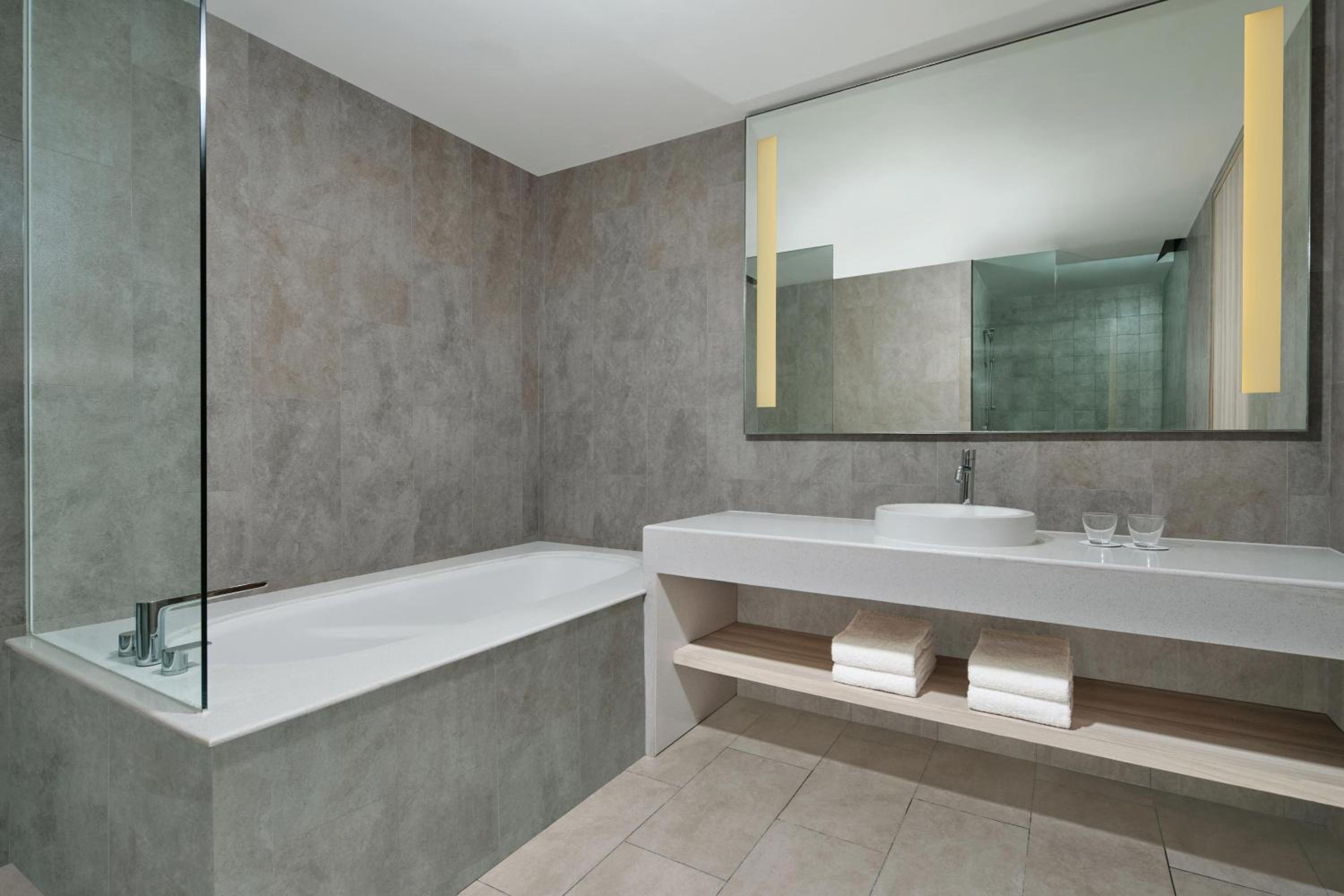 Junior Suite, 1 King - Photo 4