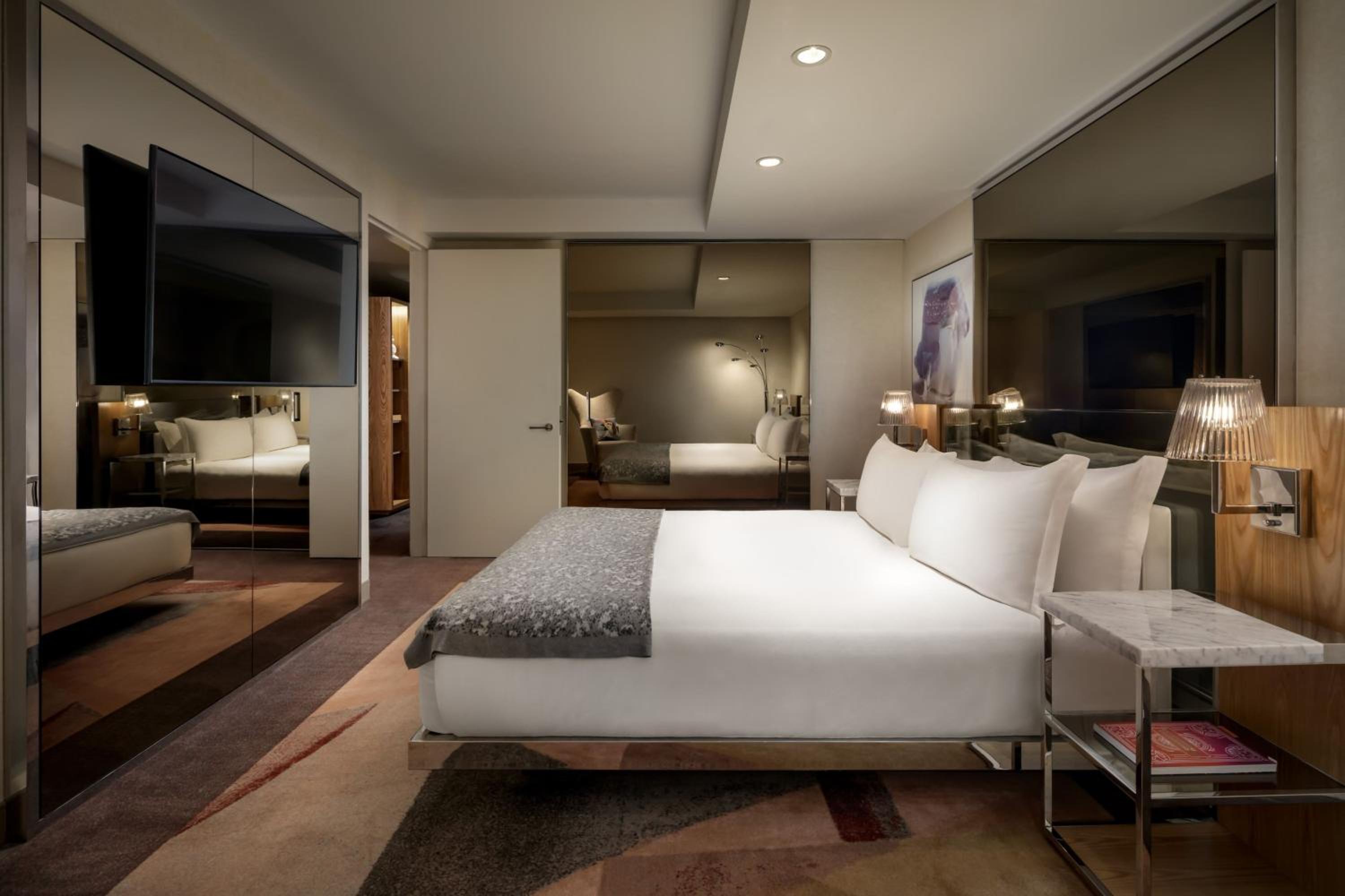 One Bedroom Suite, Suite, King, Alternate bed: sofa bed thumbnail 5
