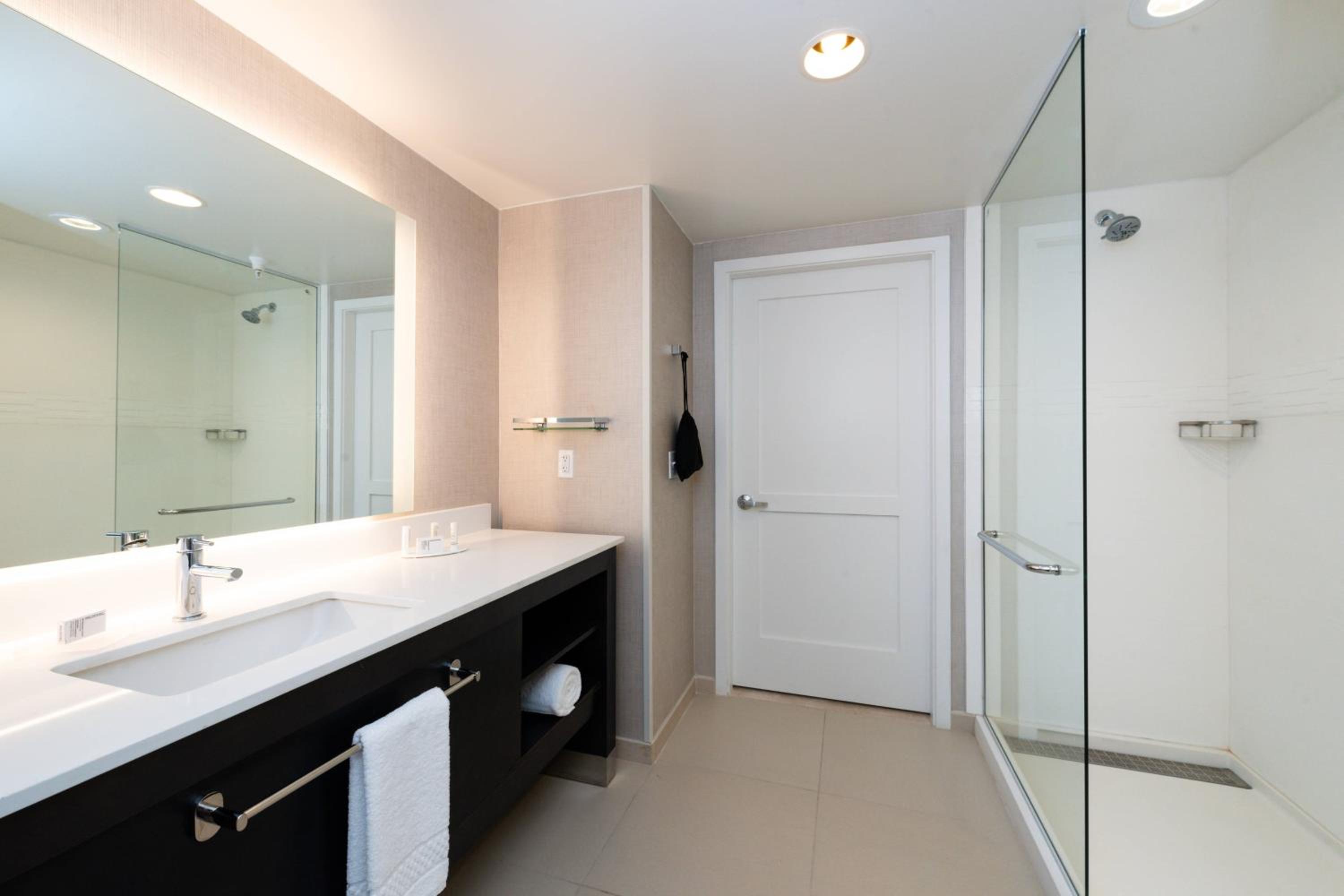One-Bedroom King Suite with Sofa Bed - Photo 4