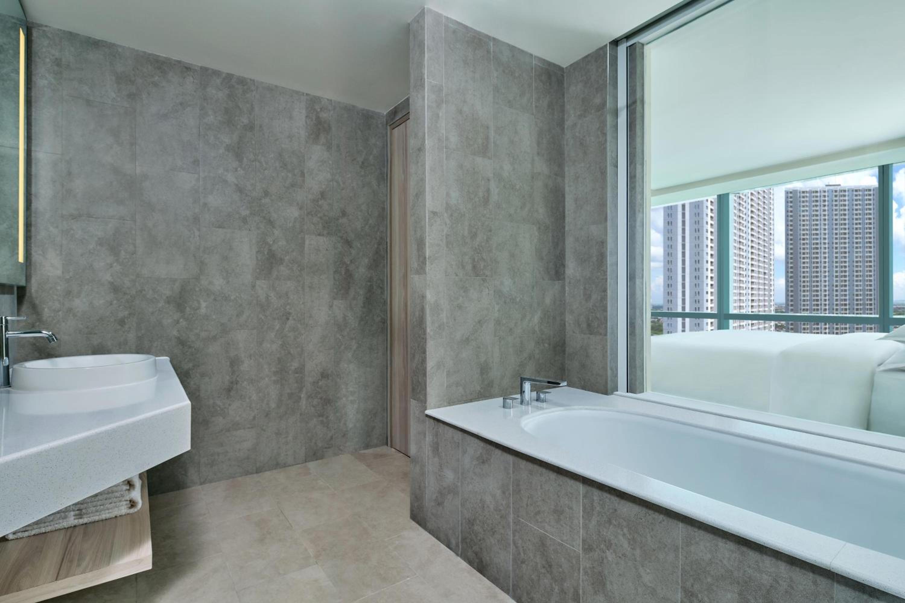 Junior Suite, 1 King - Photo 5