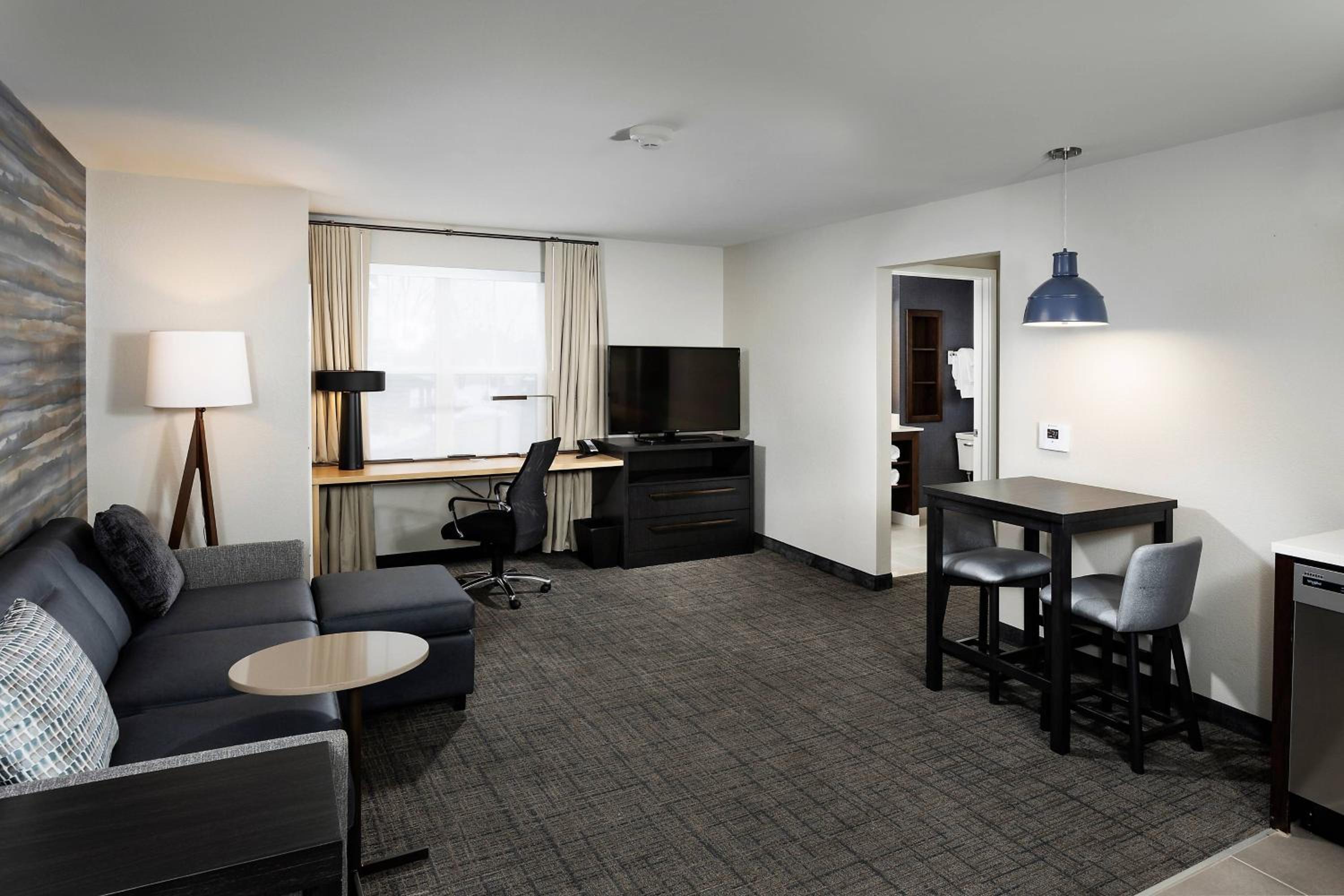 1 Bedroom Suite, 1 King, Sofa bed, Golf view photo 2