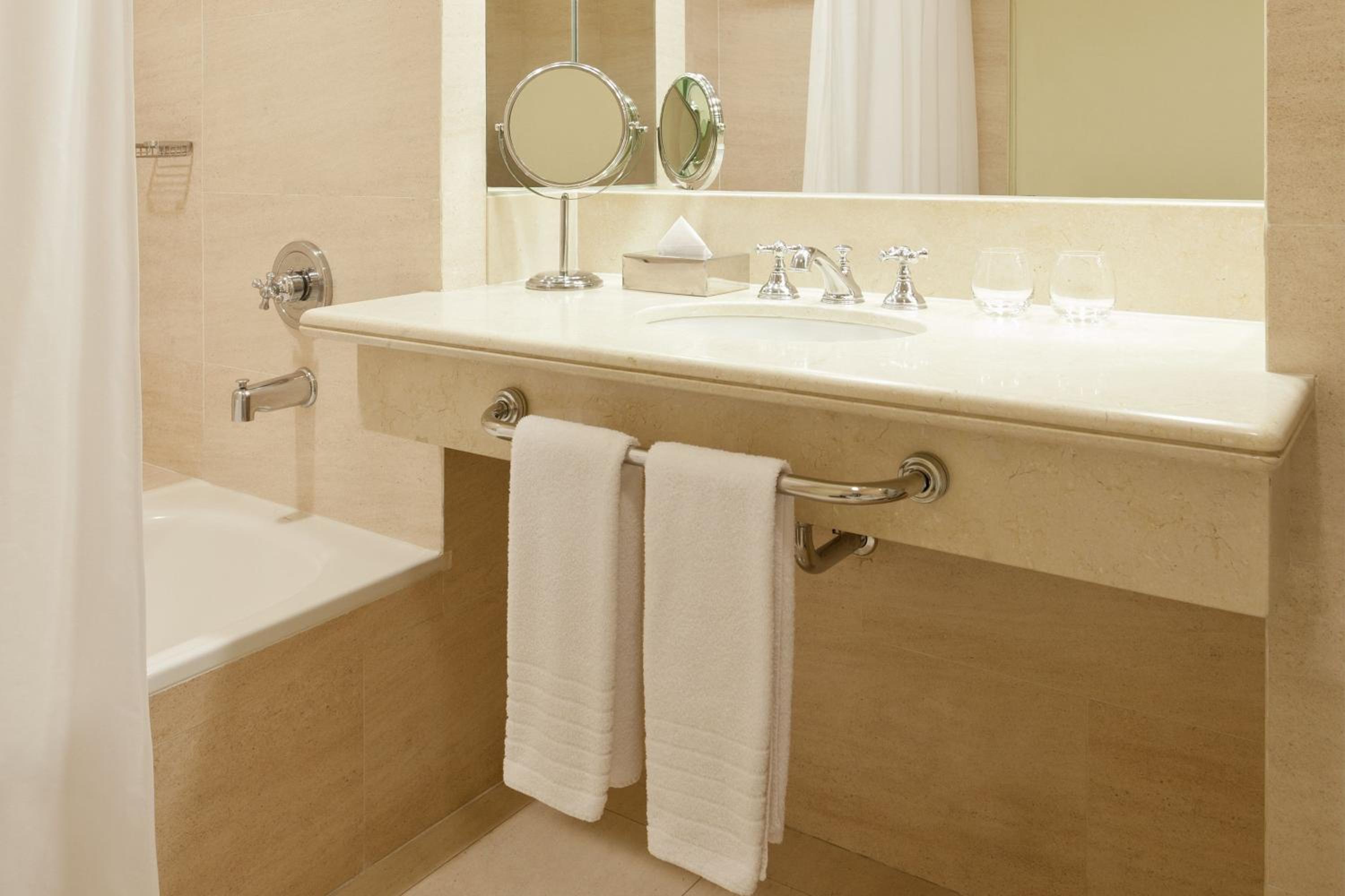 Classic, Guest room, 1 King, City valley view, City view photo 3