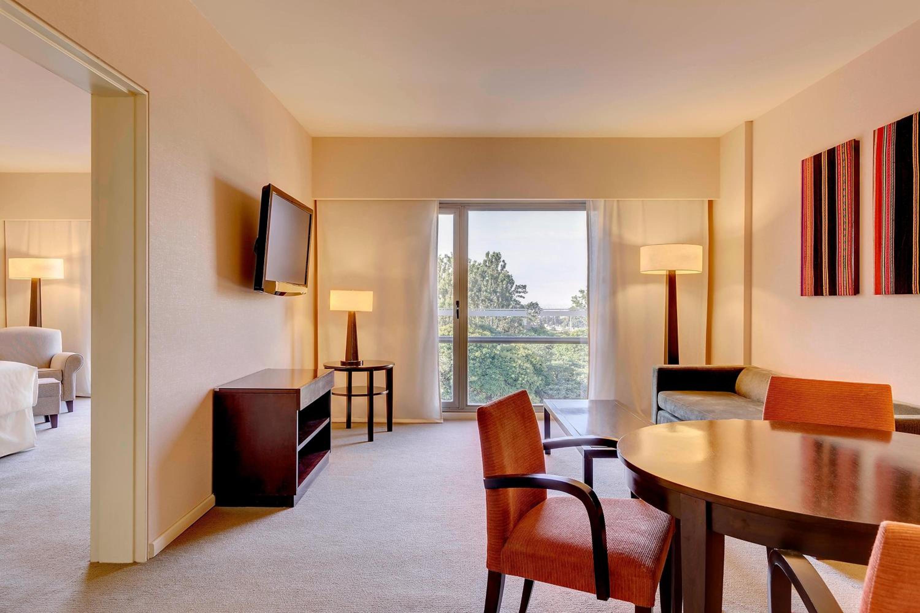 CLUB, Club lounge access, Suite, 1 King