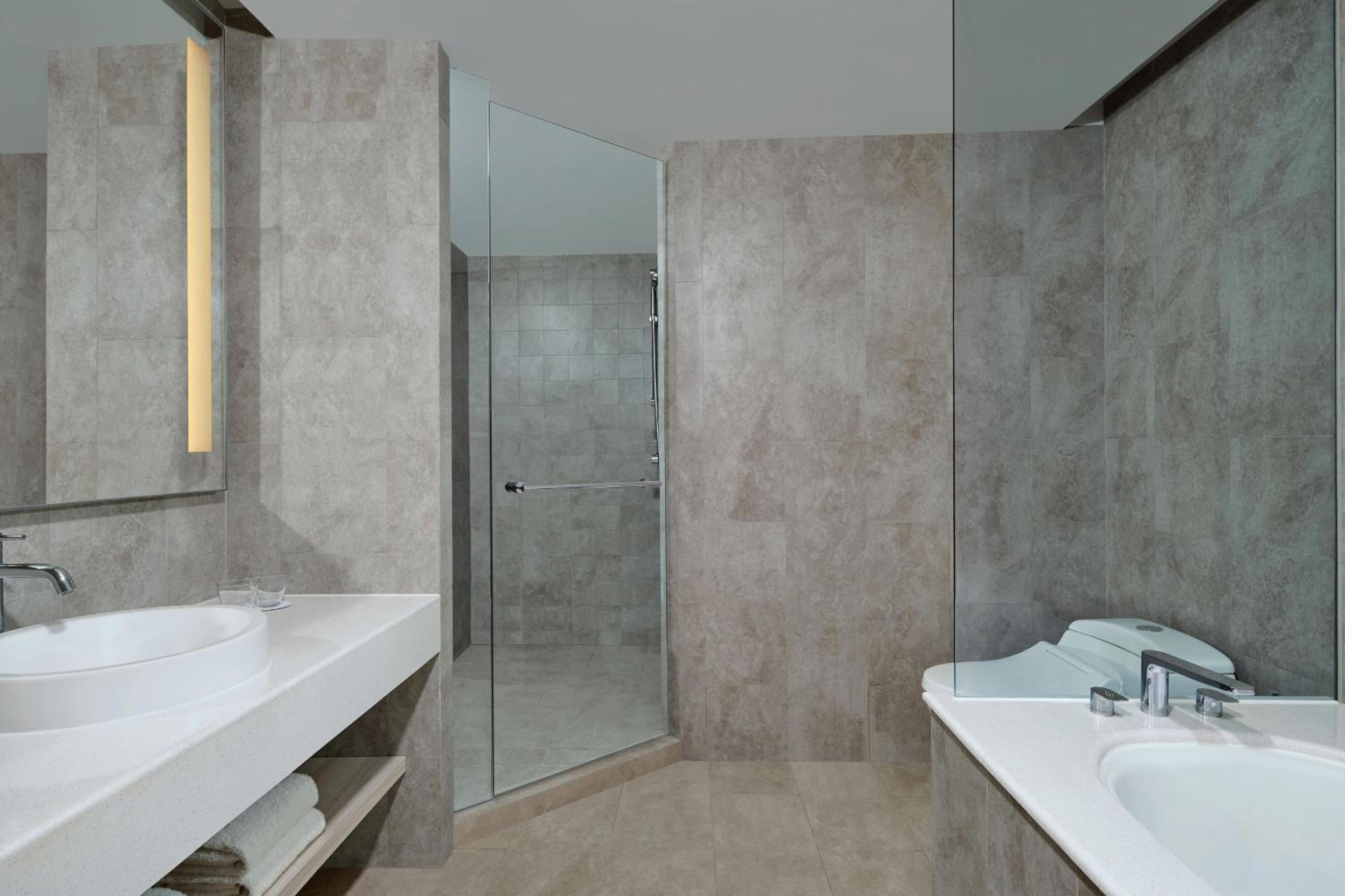 Premium King Suite - Photo 4