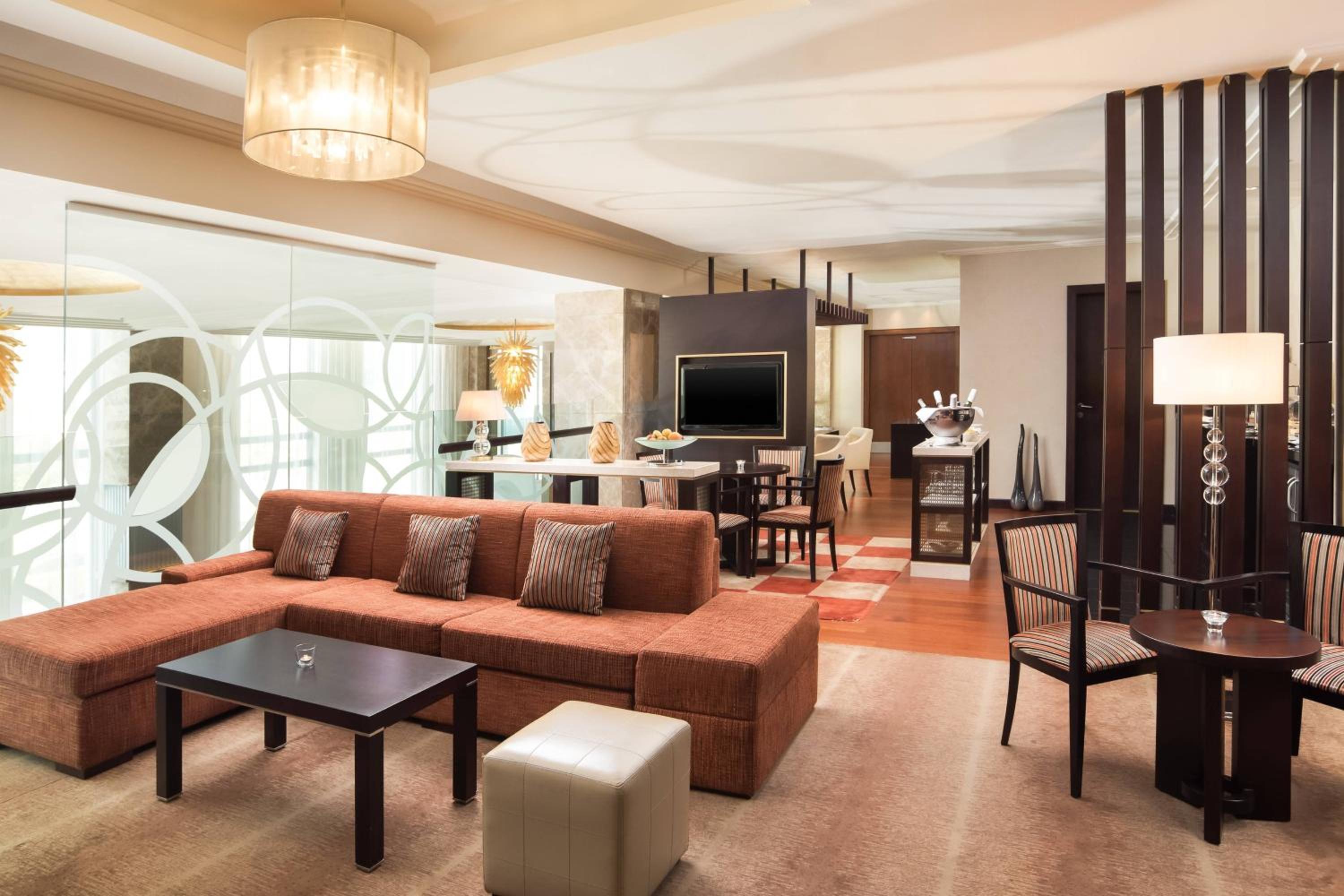 Club, Club lounge access, Larger Guest room, 1 King - Photo 5