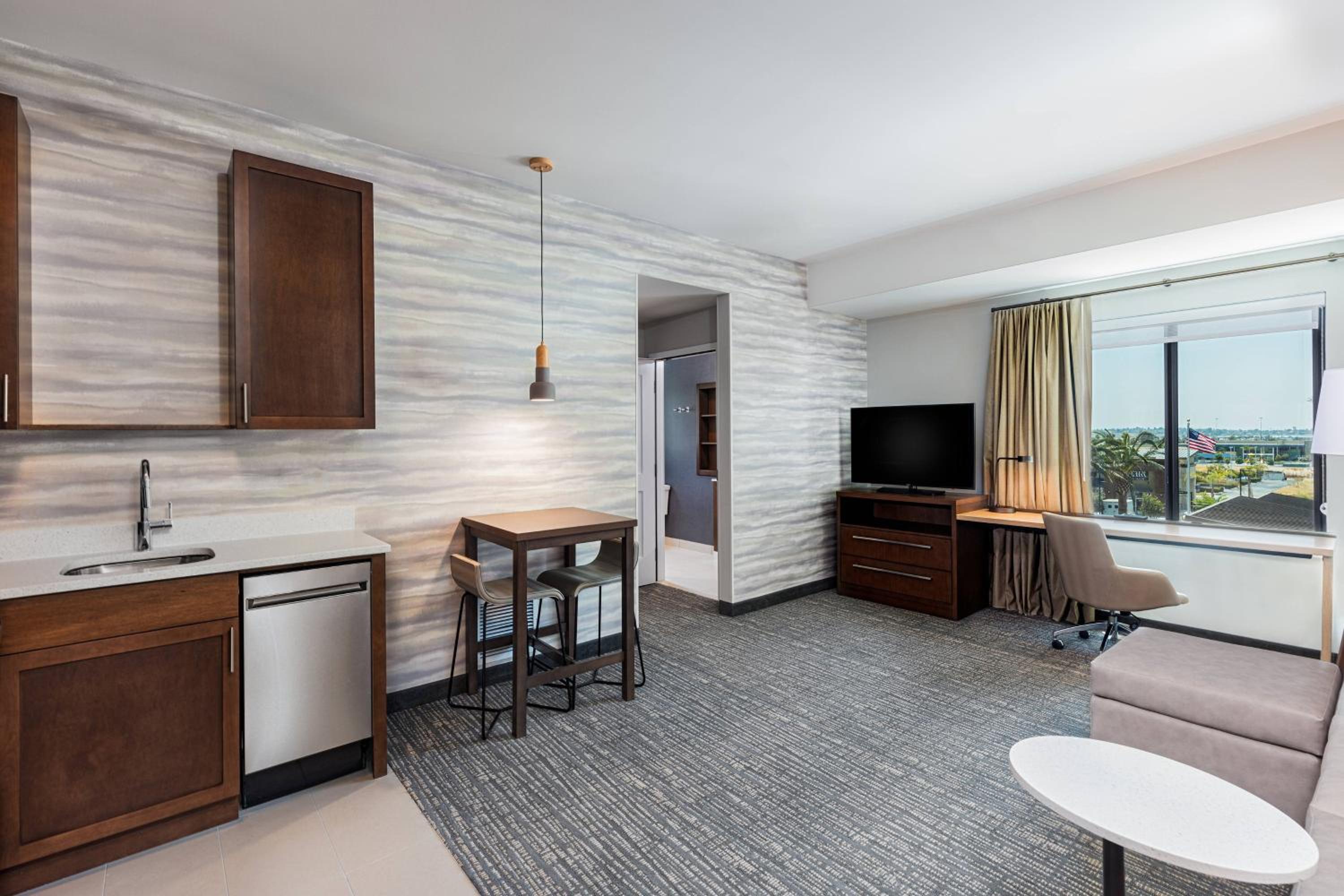 1 Bedroom Suite, 2 Queen, Sofa bed, Mountain view - Photo 1