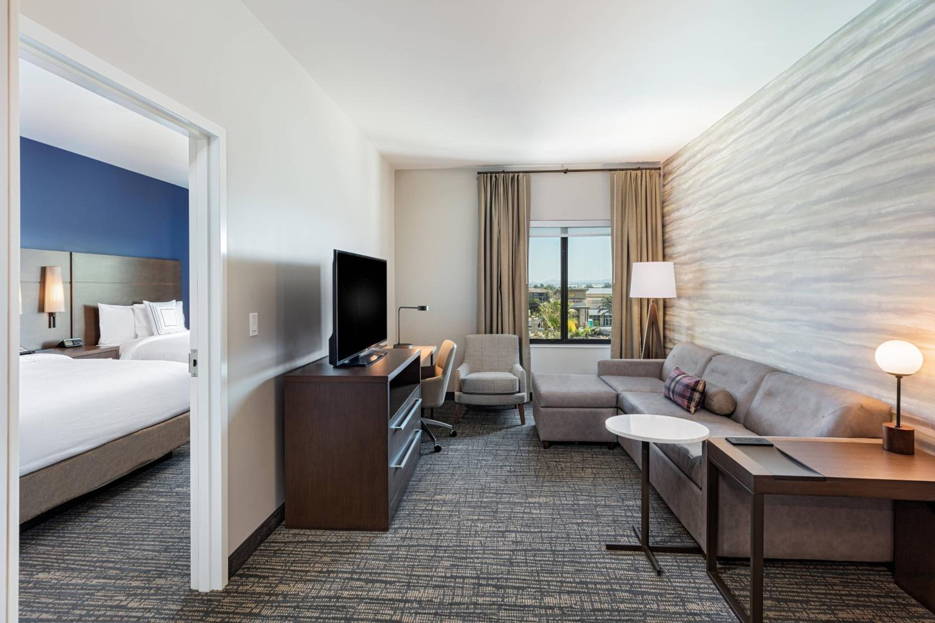1 Bedroom Suite, 2 Queen, Sofa bed, Mountain view - Photo 2
