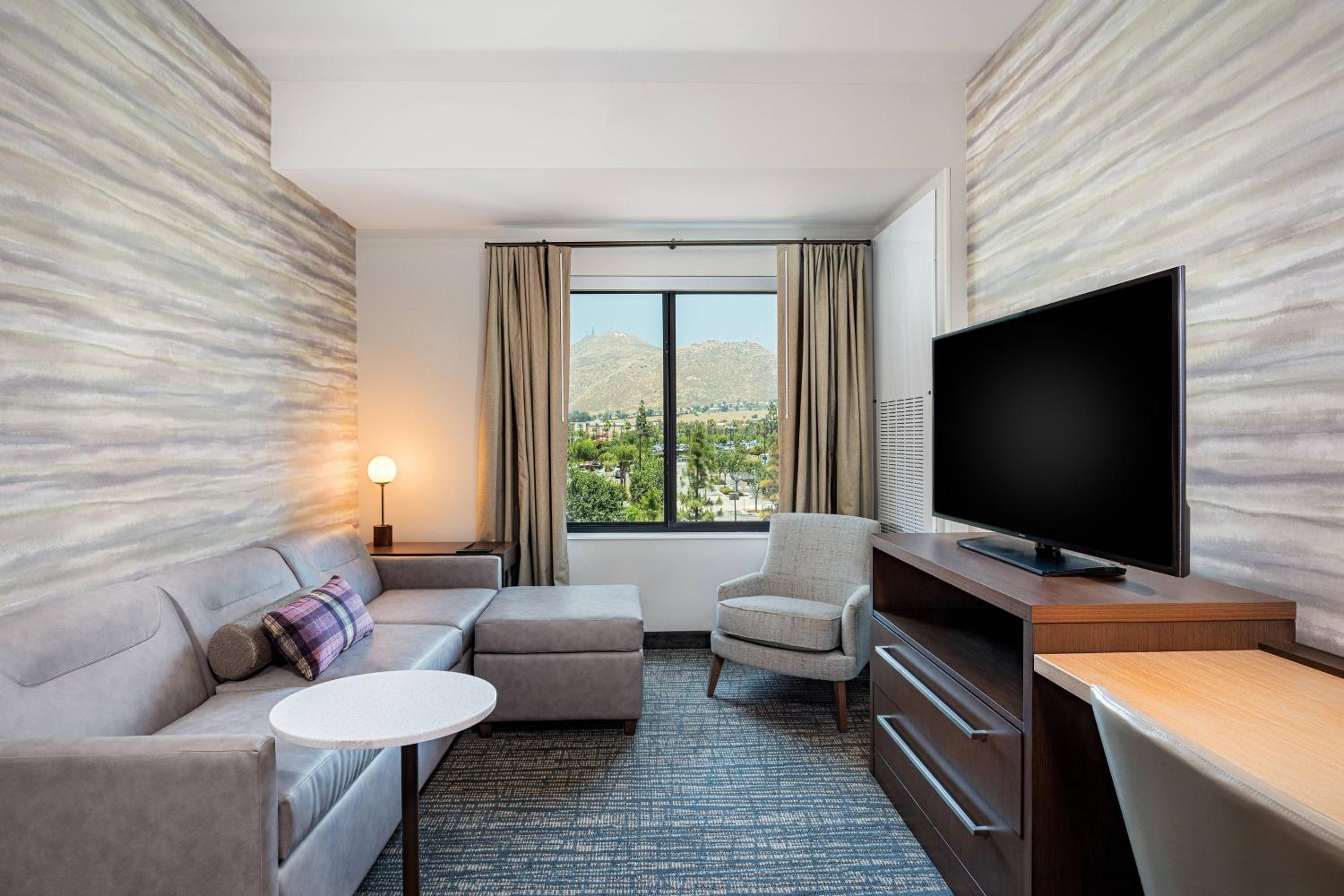 2 Bedroom Suite - Photo 2