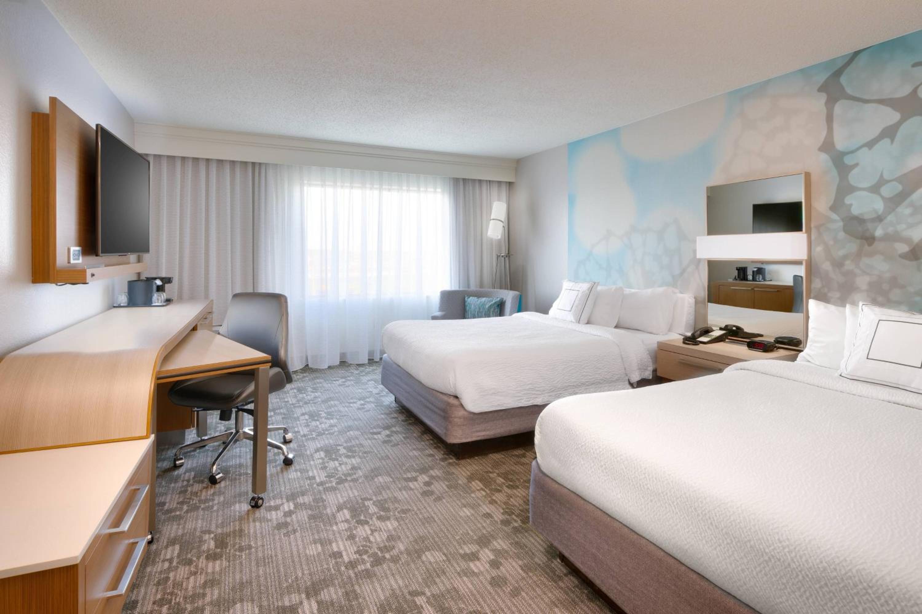 Queen Room with Two Queen Beds photo 3