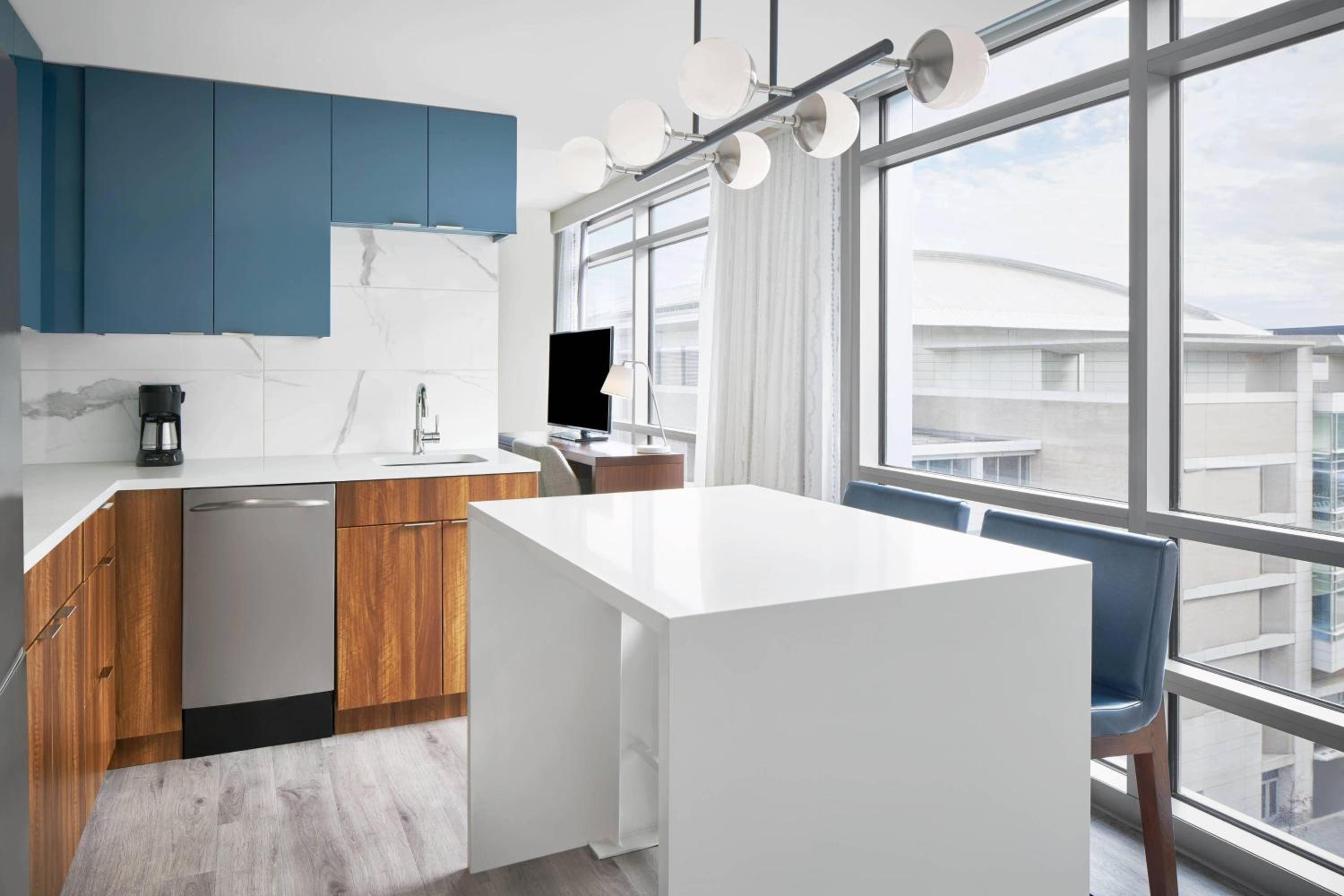 Superior Corner King Studio Suite with Roll-in Shower - Hearing Accessible photo 1