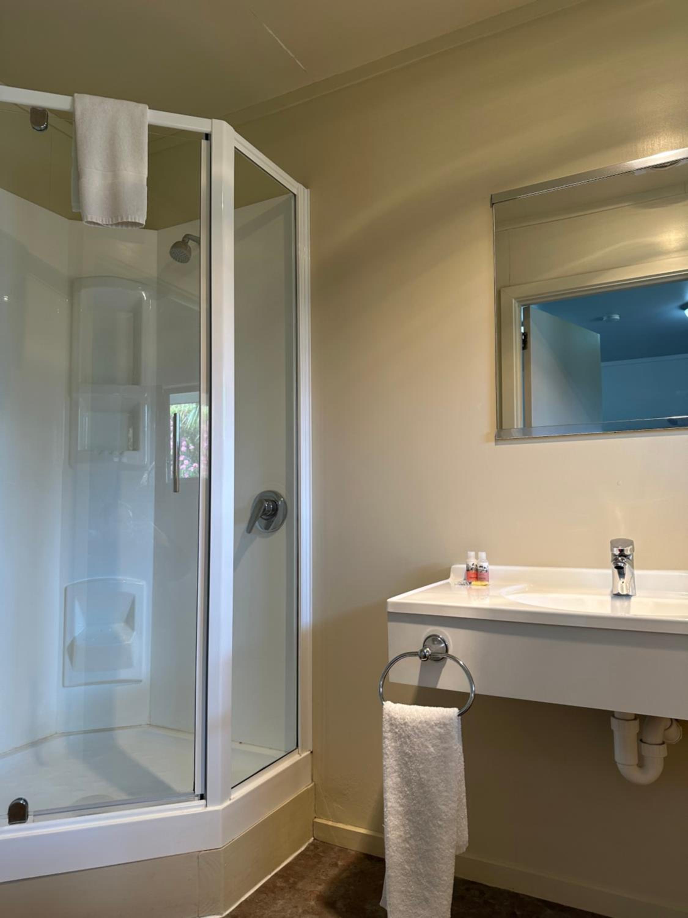 Quadruple Room with Private Bathroom - Lodge - Photo 5