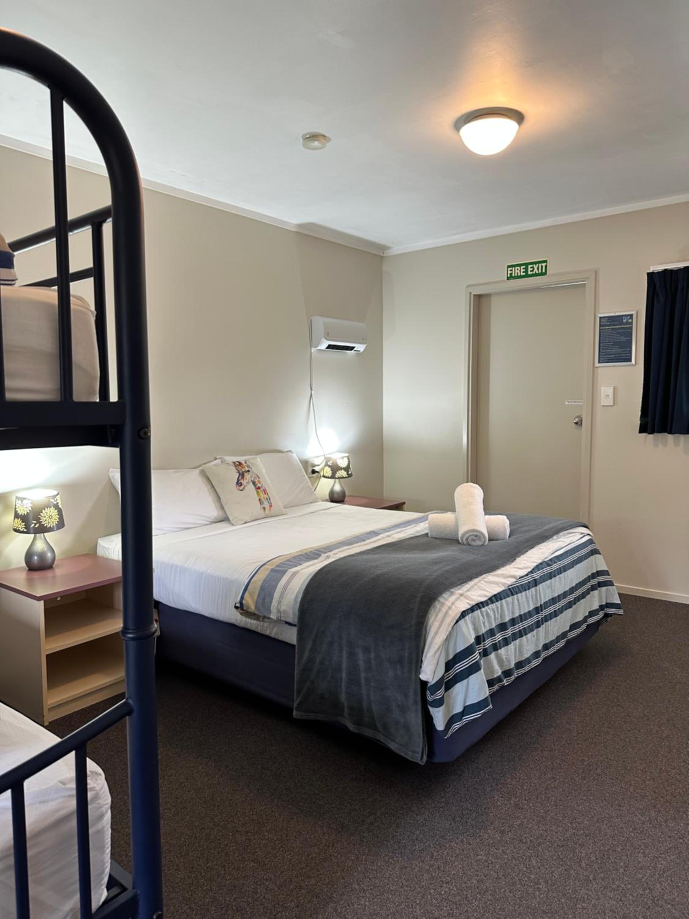 Quadruple Room with Private Bathroom - Lodge - Photo 2