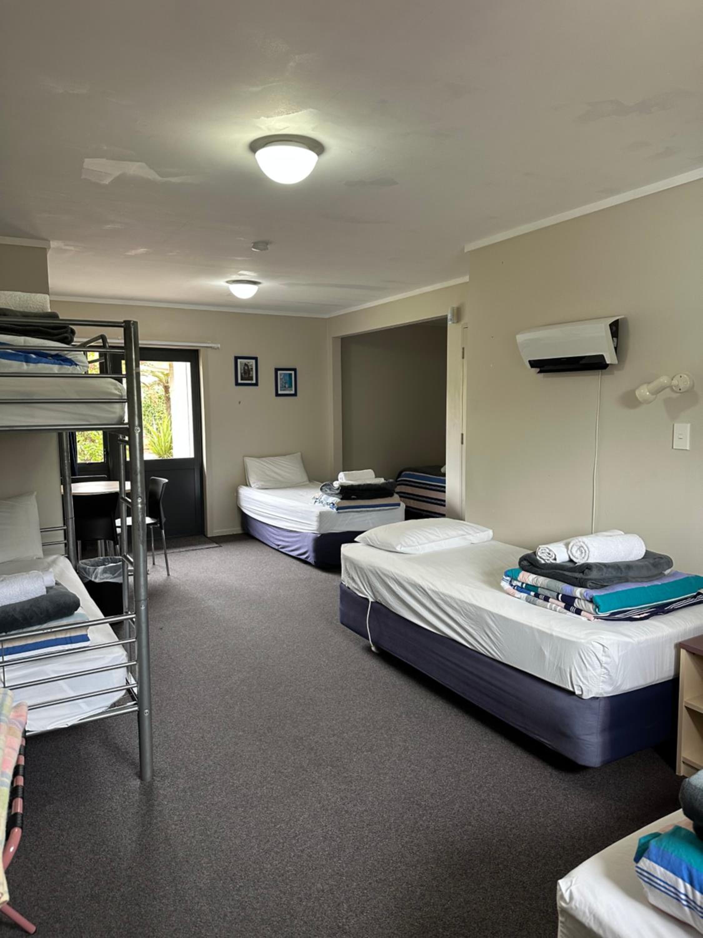 Quadruple Room with Private Bathroom - Lodge - Photo 3