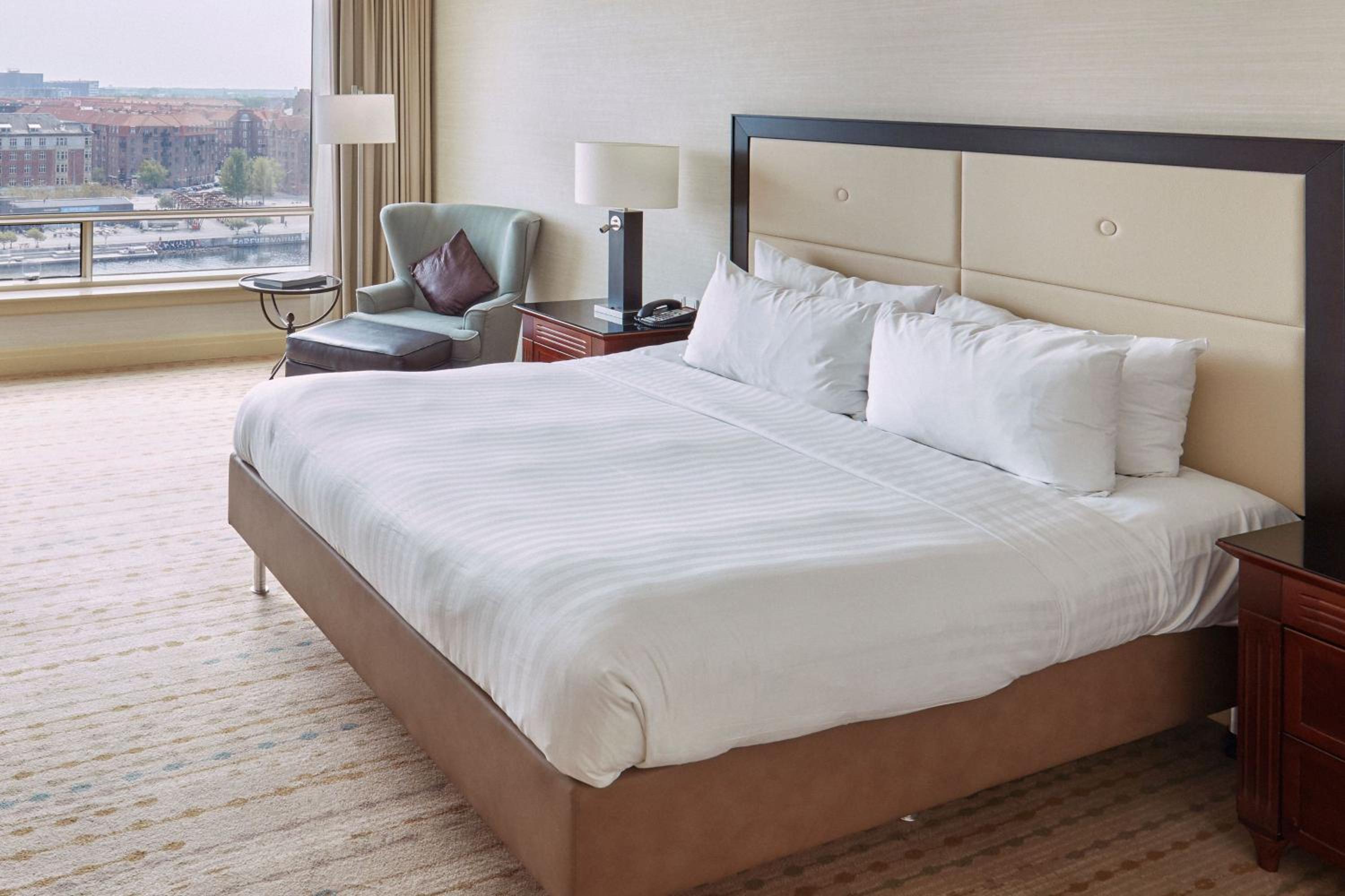 Deluxe Guest room, 1 King, Water View - Photo 2