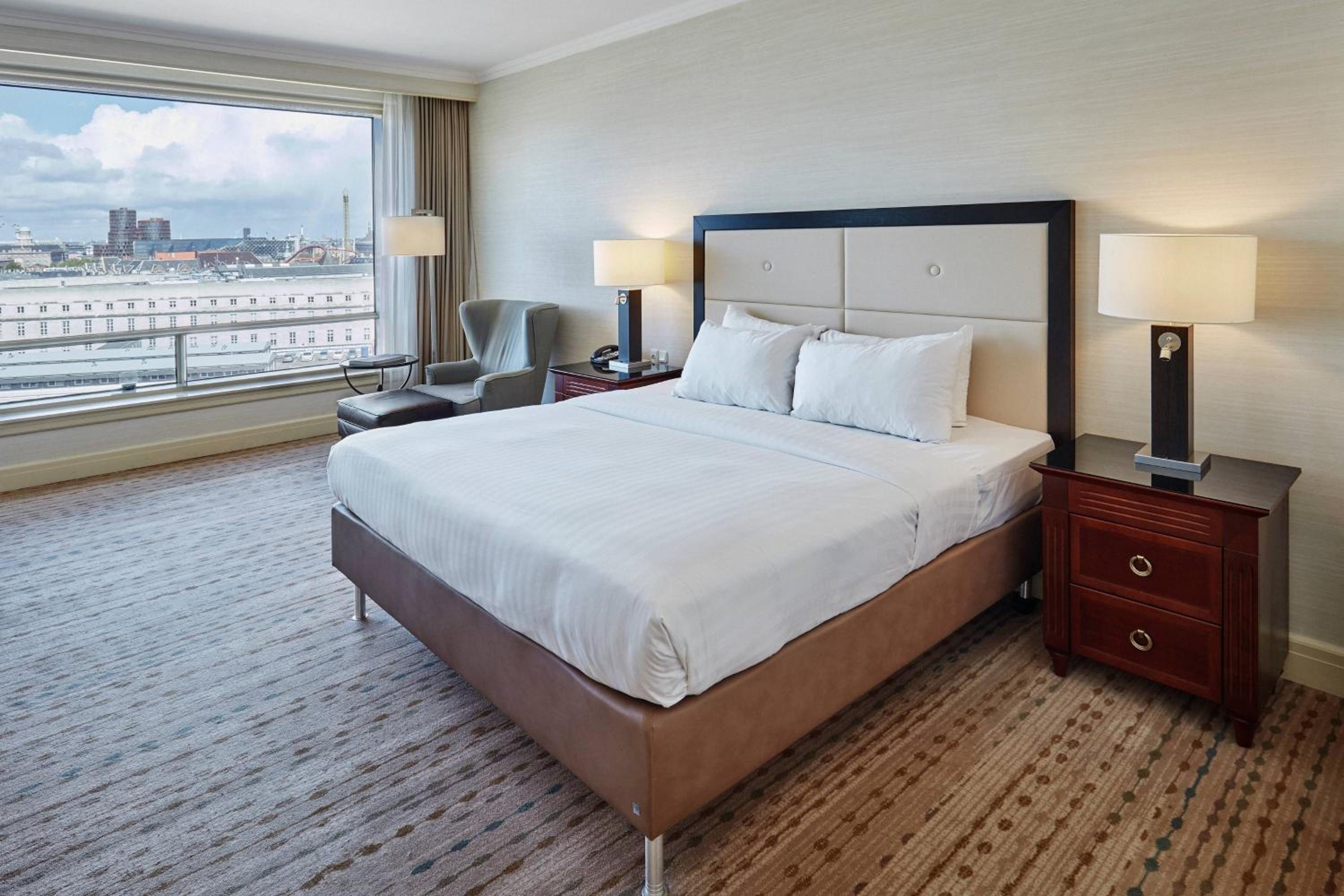 Deluxe Guest Room, 1 King, City View - Photo 4