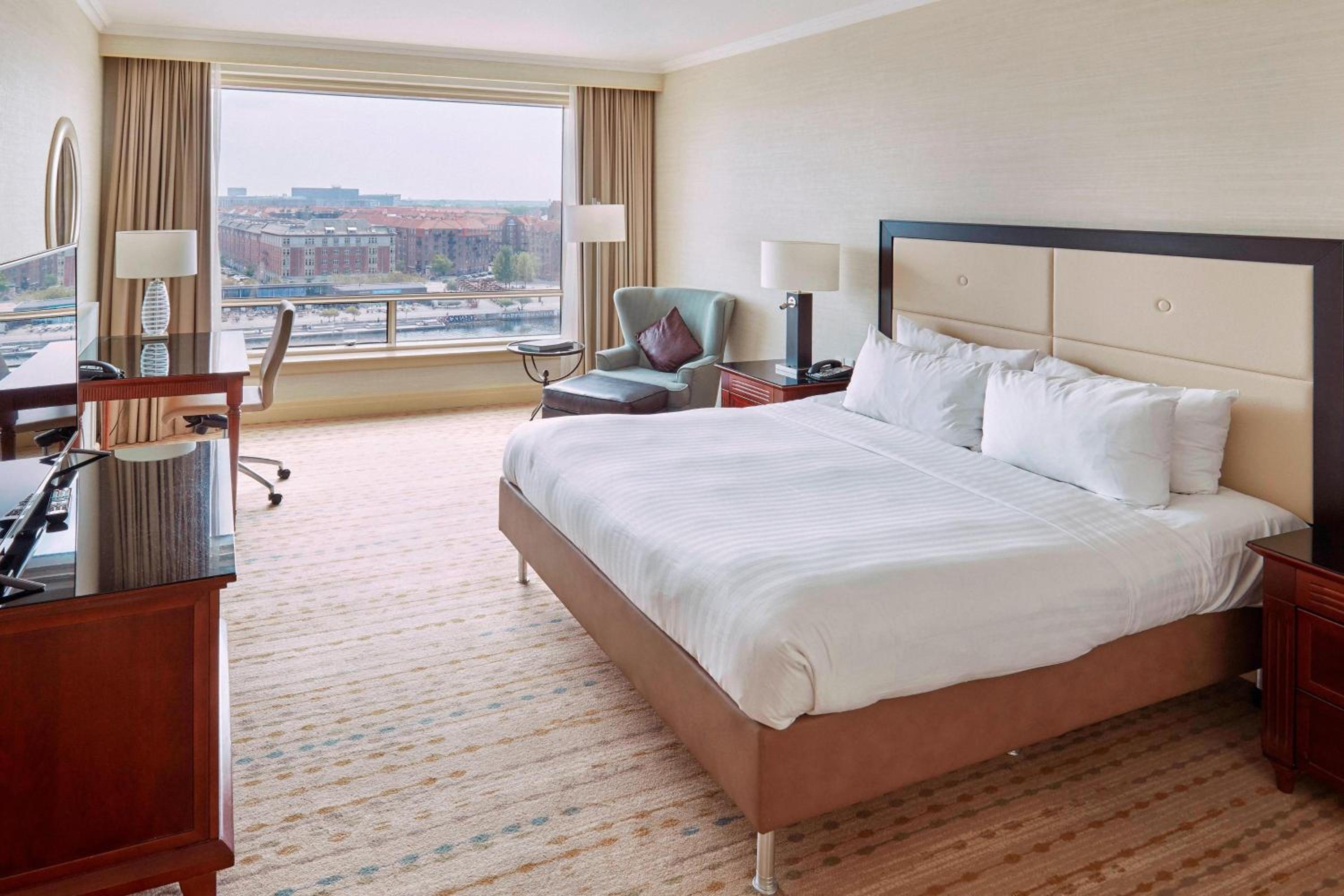 Deluxe Guest room, 1 King, Water View - Photo 1