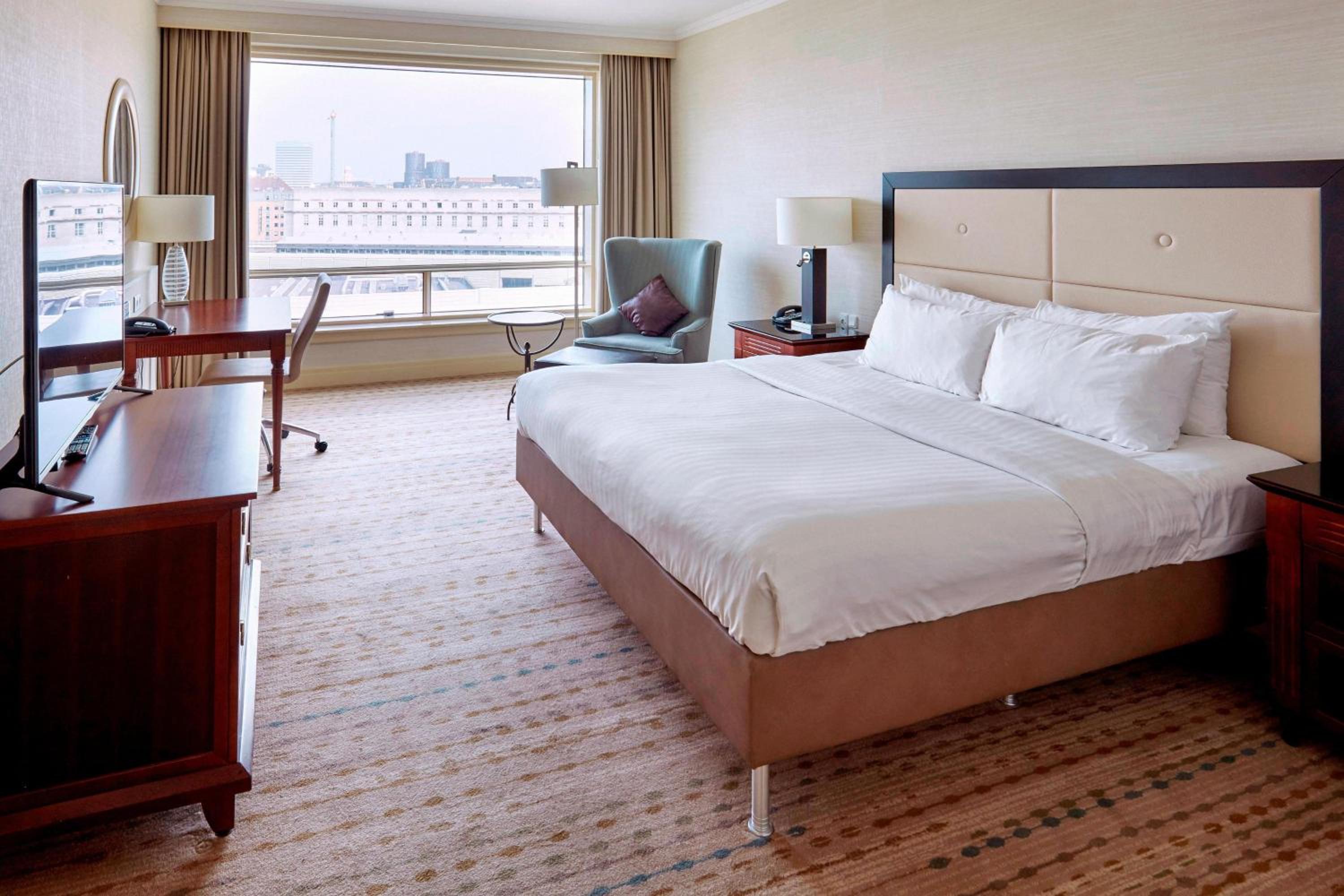 Deluxe Guest Room, 1 King, City View - Photo 6