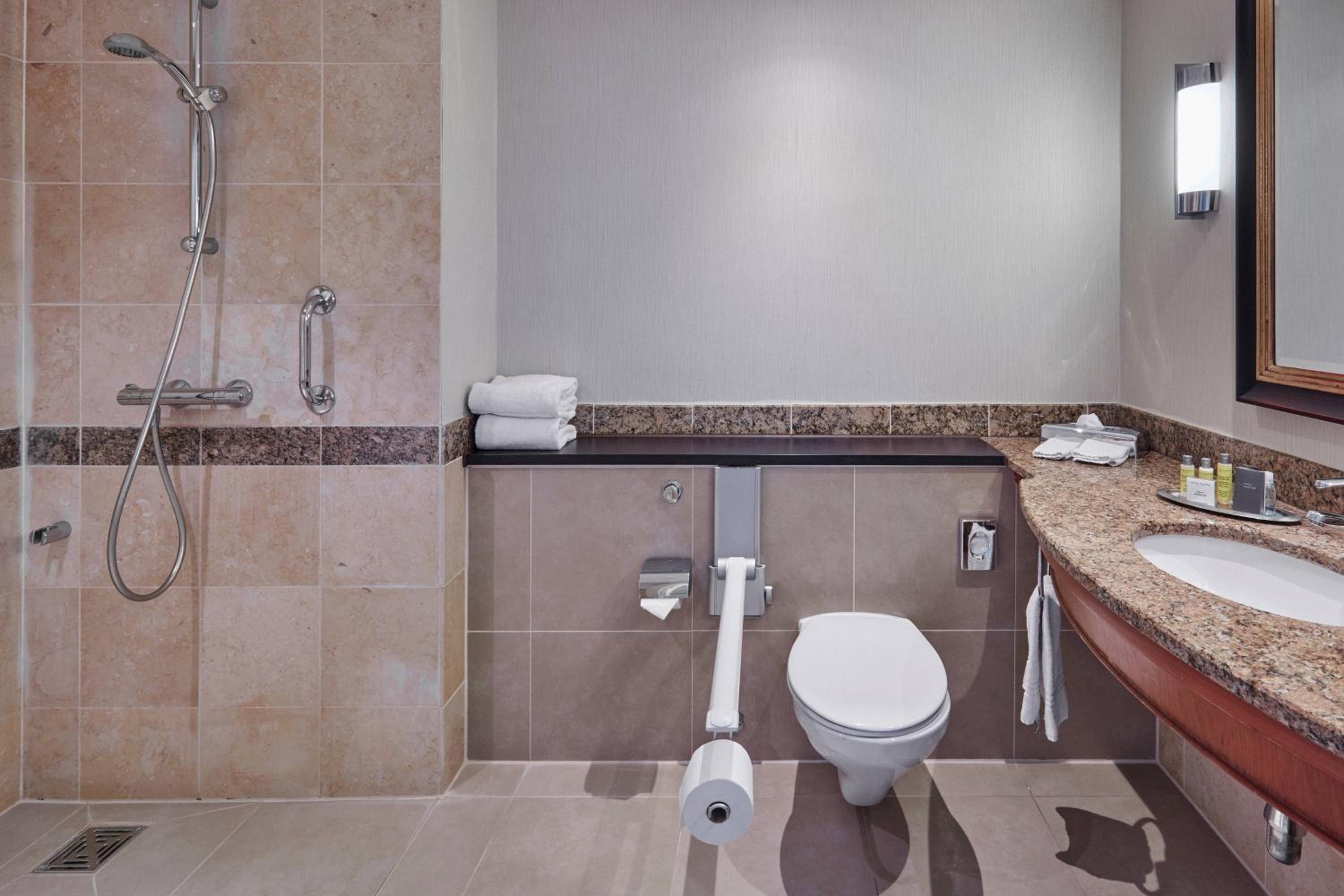 Deluxe Guest Room, 1 King, City View - Photo 2