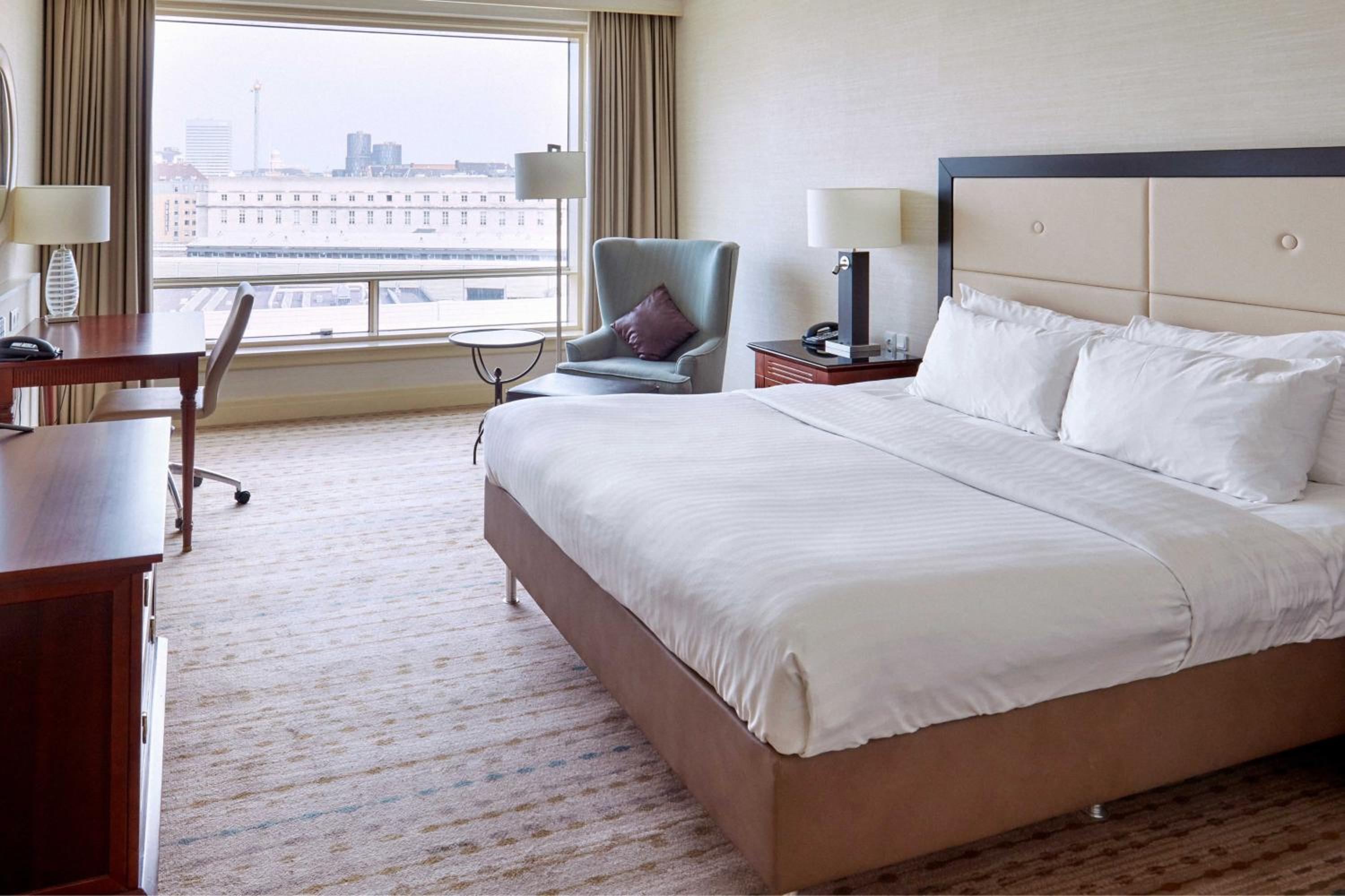 Deluxe Guest Room, 1 King, City View - Photo 1