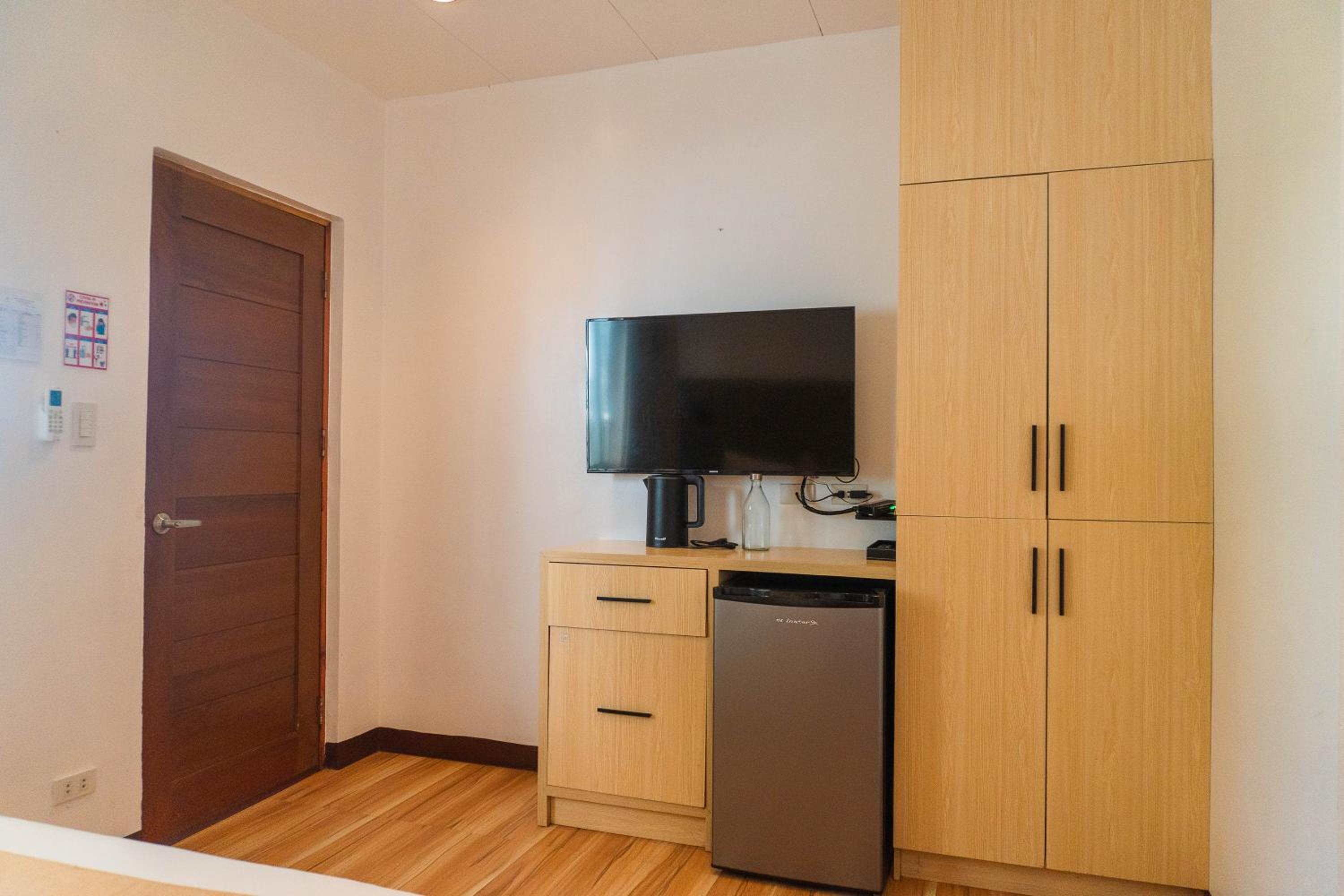 Studio with Balcony - Photo 6