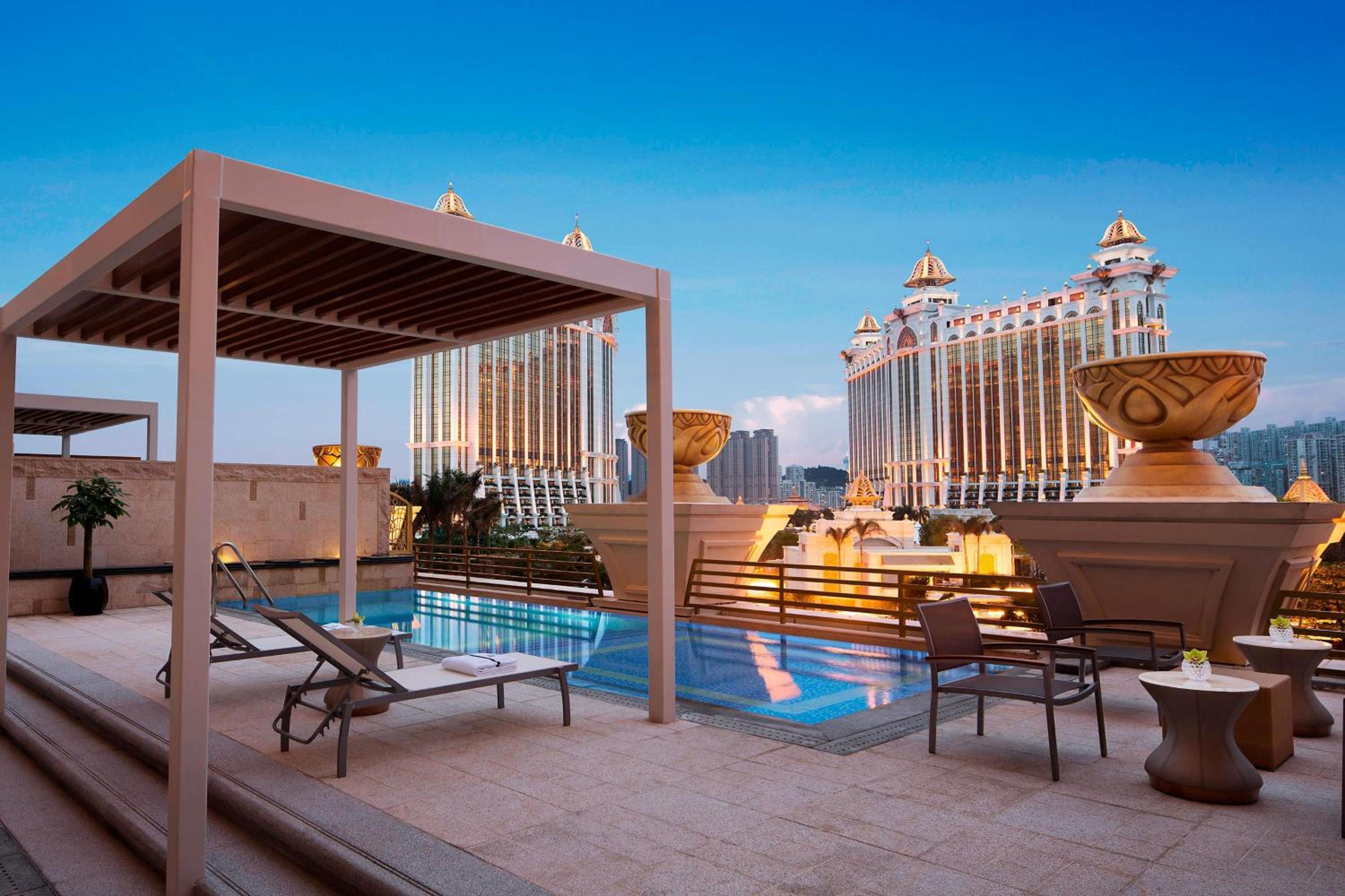 Retreat Pool Suite with Lounge Access photo 2