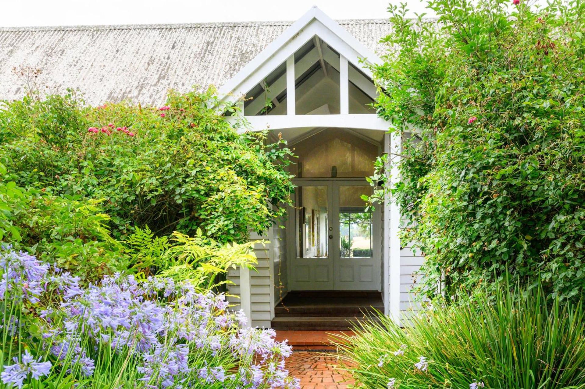 Three-Bedroom House photo 3
