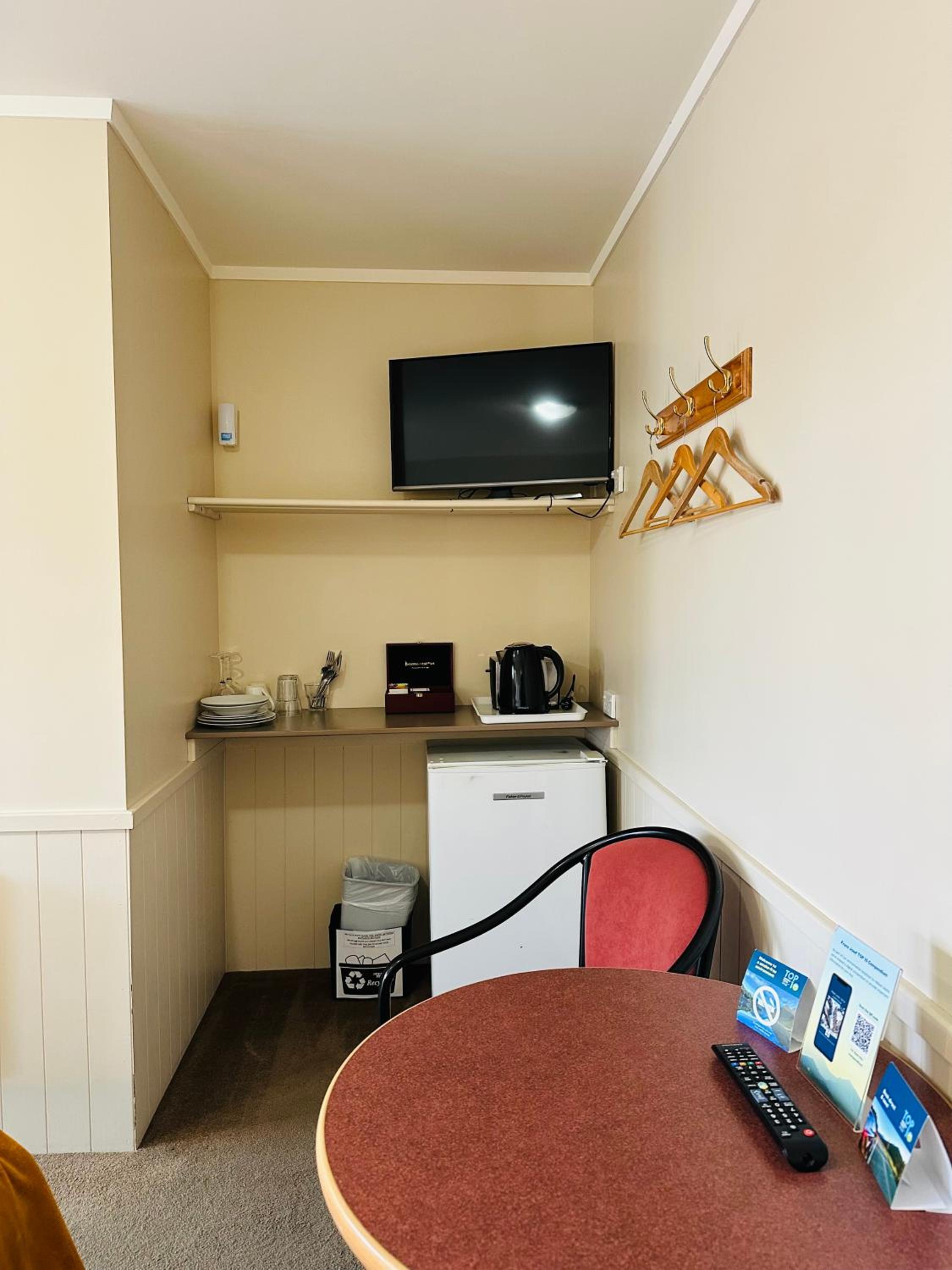 King Room with Private Bathroom - Photo 2