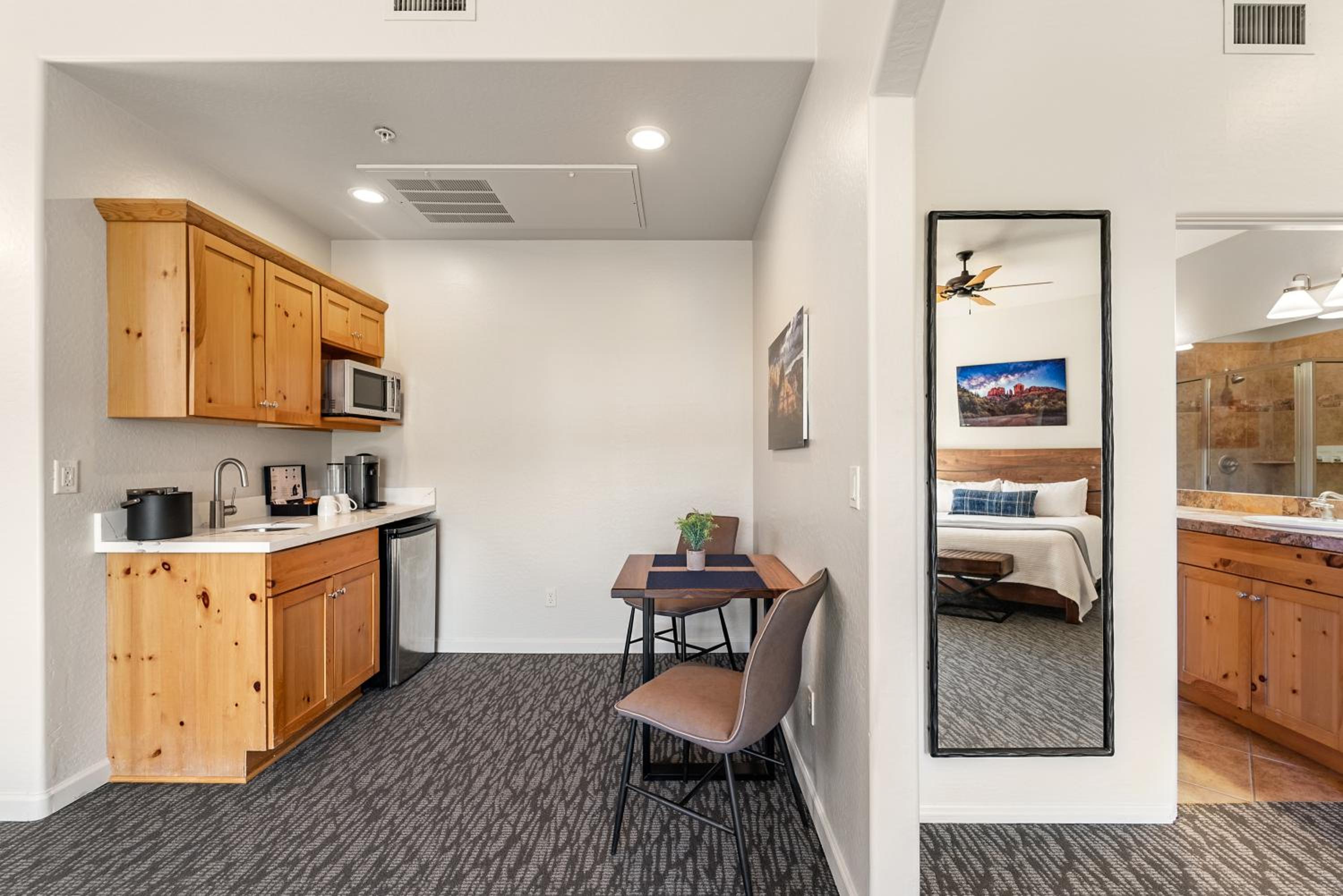 Deluxe Suite - Photo 7