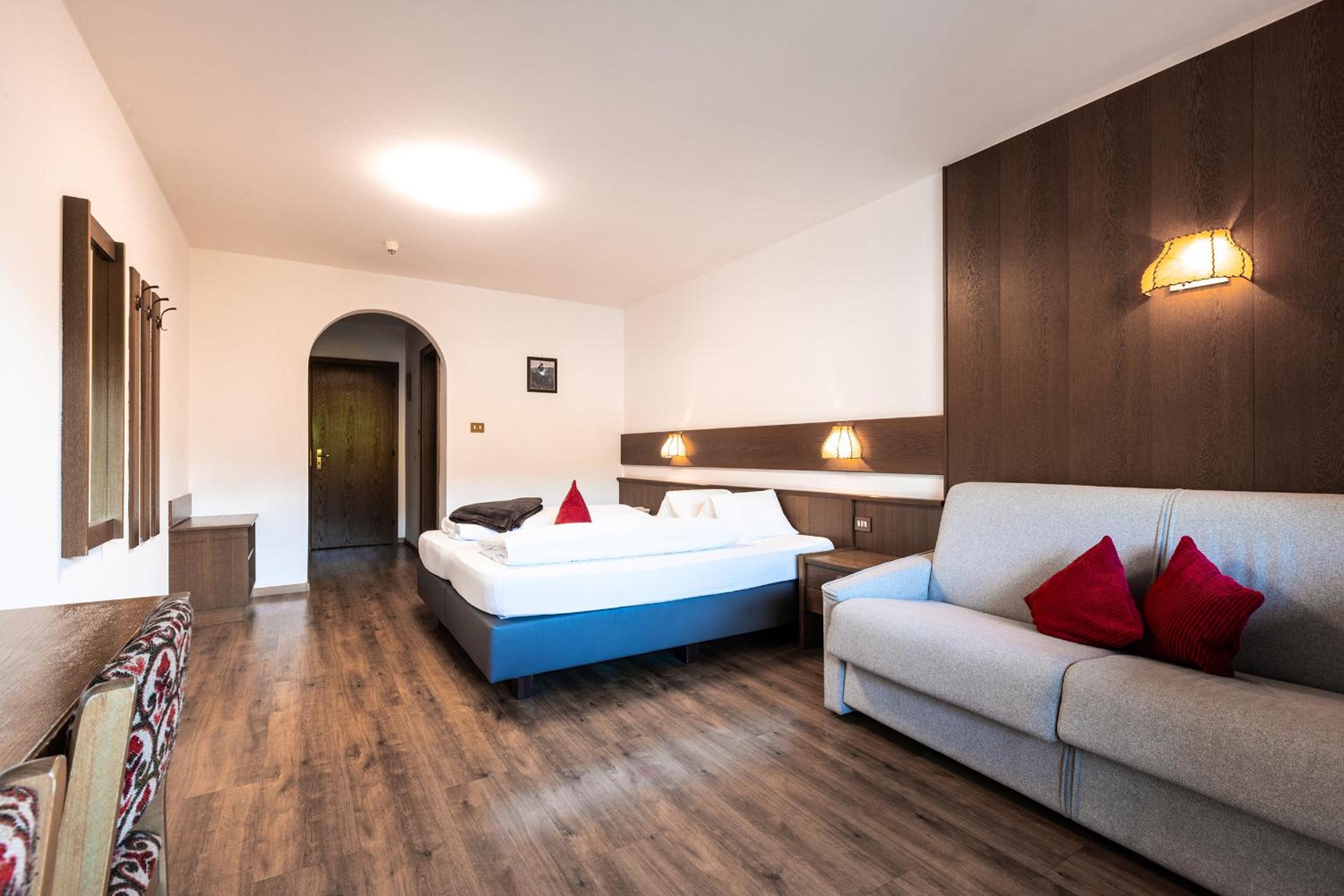 Double Room with Balcony - Photo 3