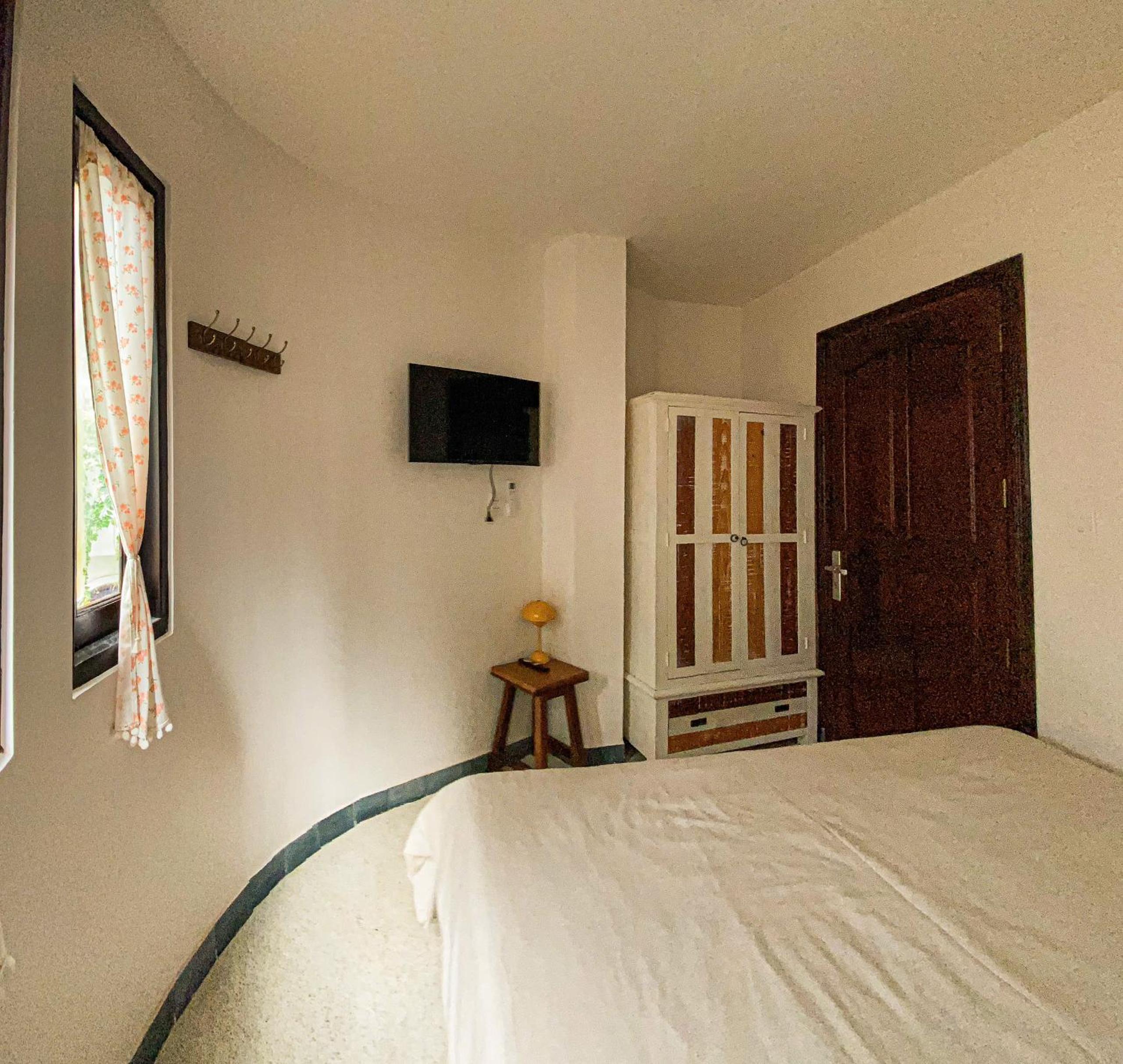 Deluxe One-Bedroom Apartment with City View photo 3