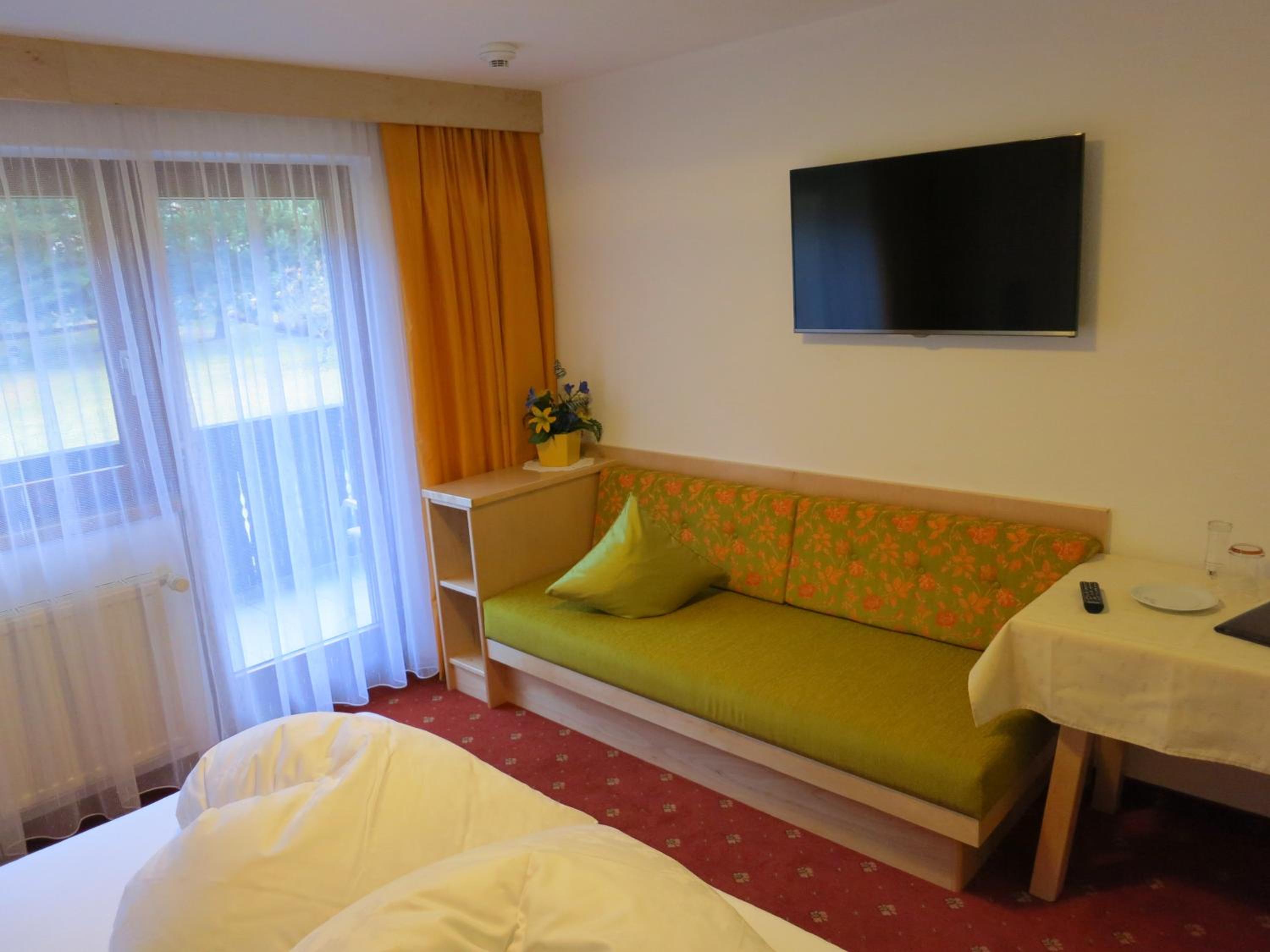 Double Room with Balcony - Photo 10