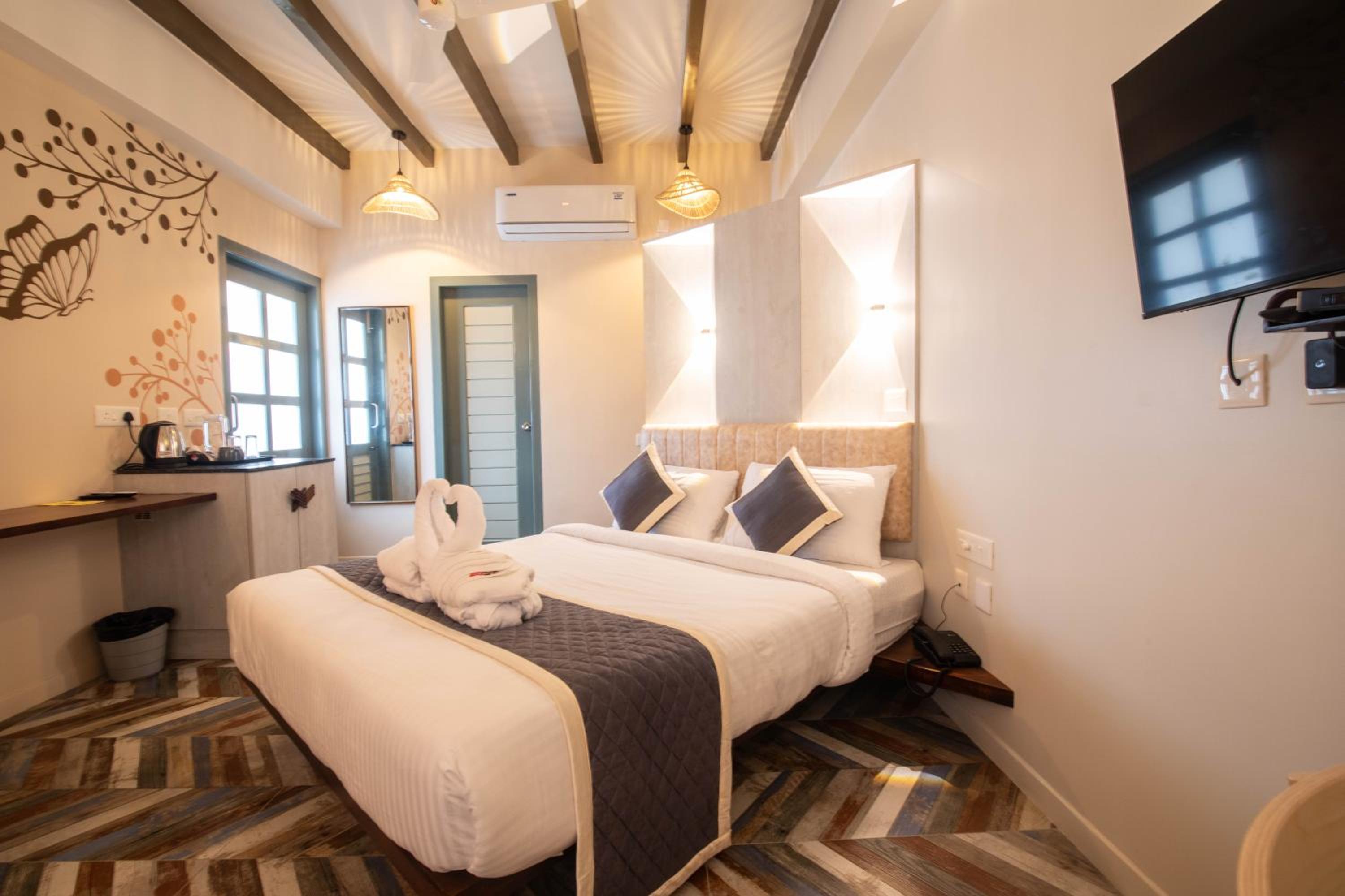 Junior Suite with Balcony - Photo 8