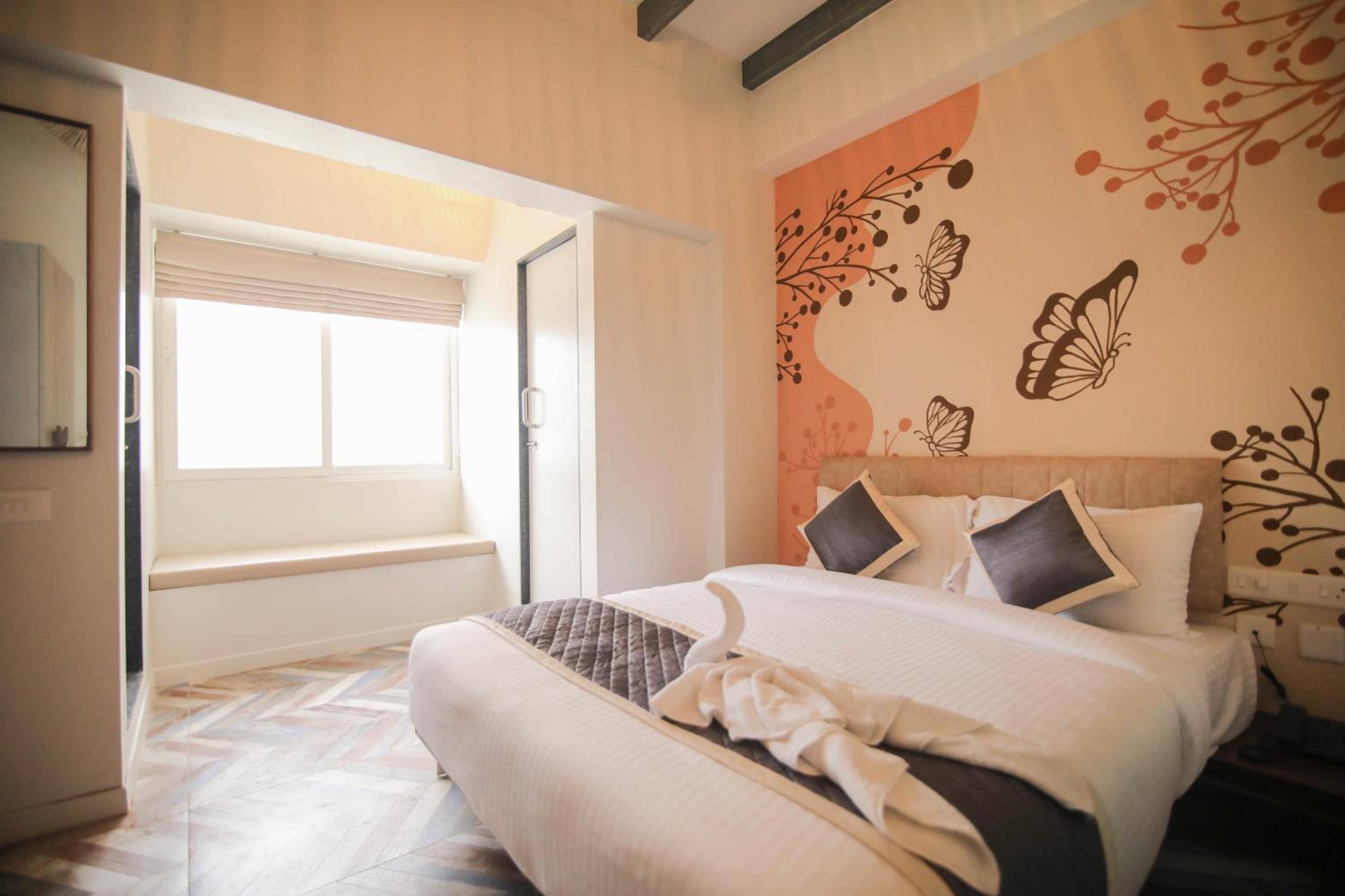 Junior Suite with Balcony - Photo 6