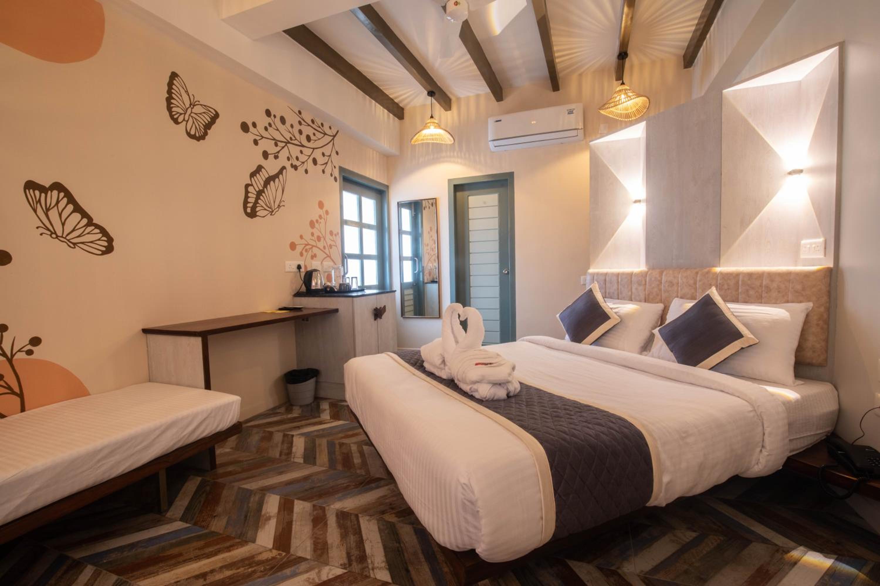 Junior Suite with Balcony - Photo 1