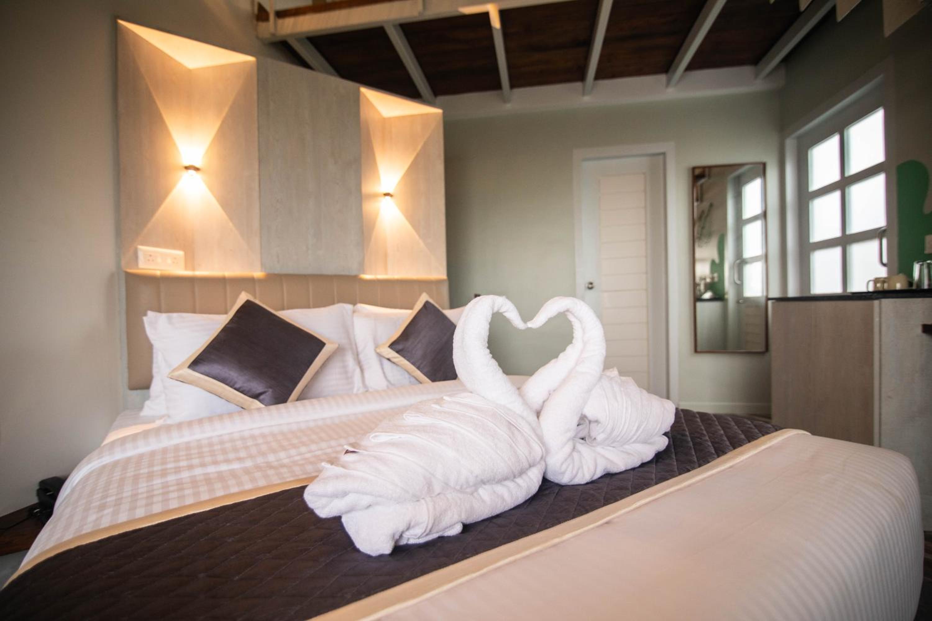 Junior Suite with Balcony - Photo 7