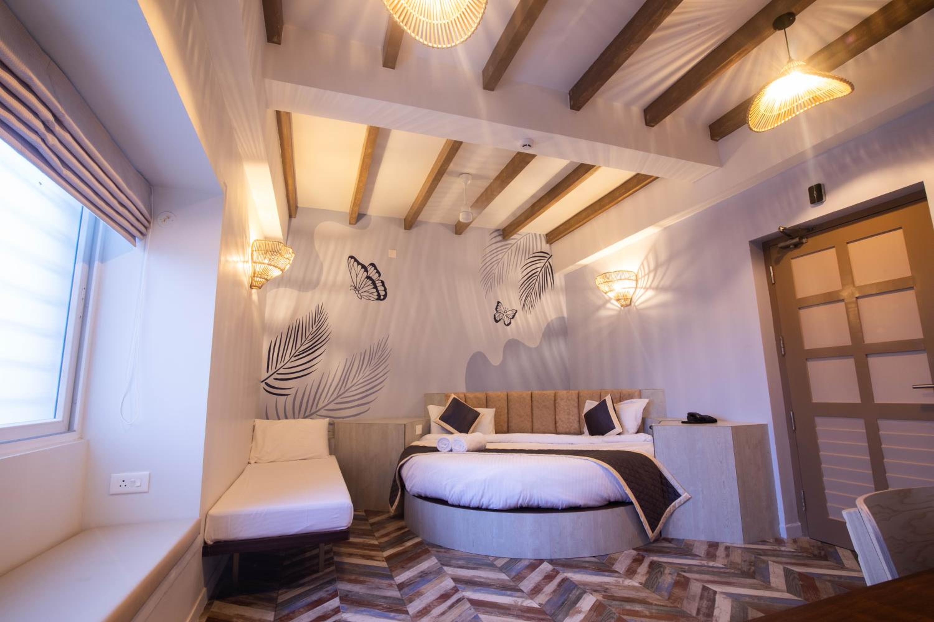 Suite - Photo 1