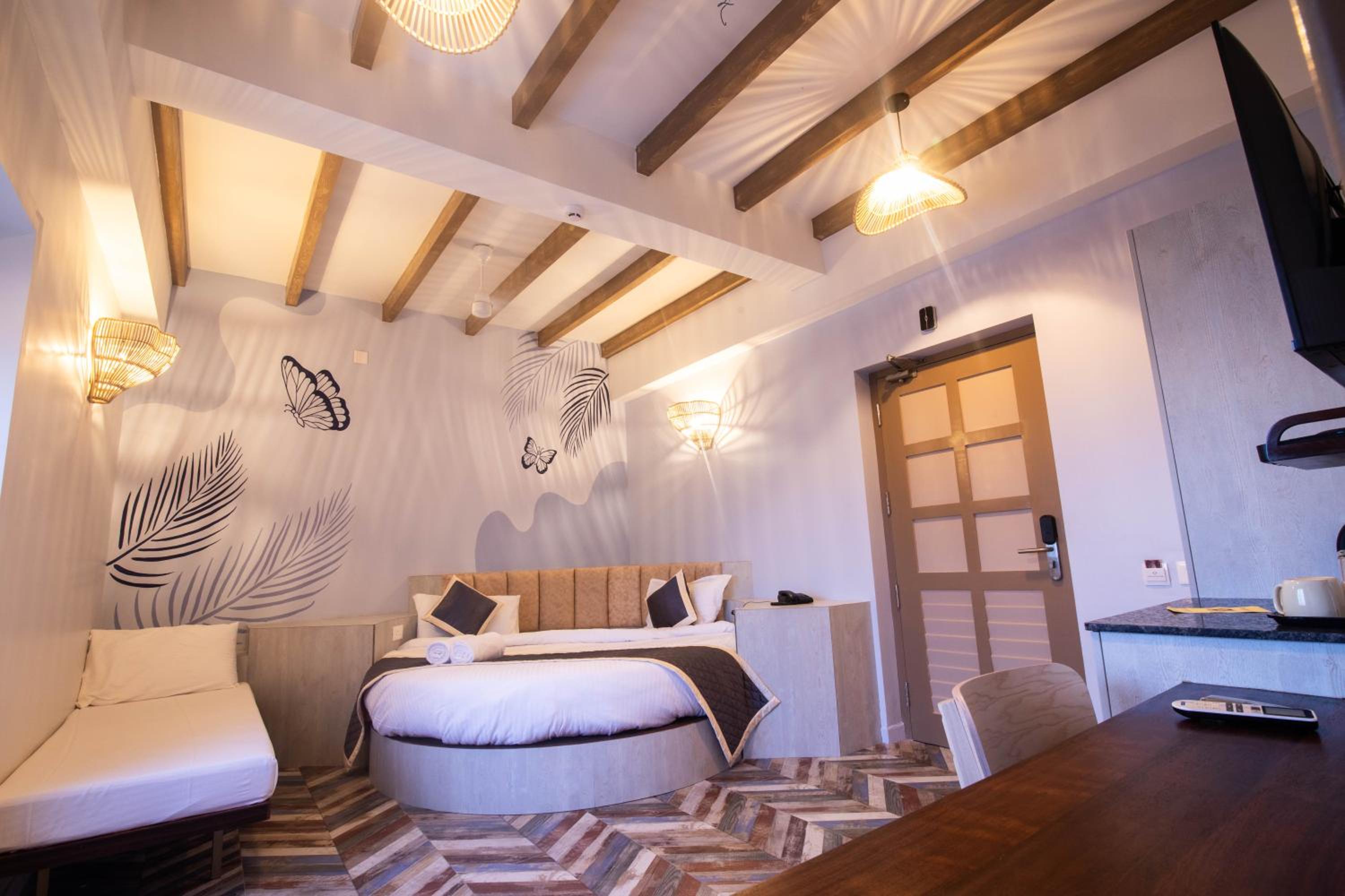 Suite - Photo 2