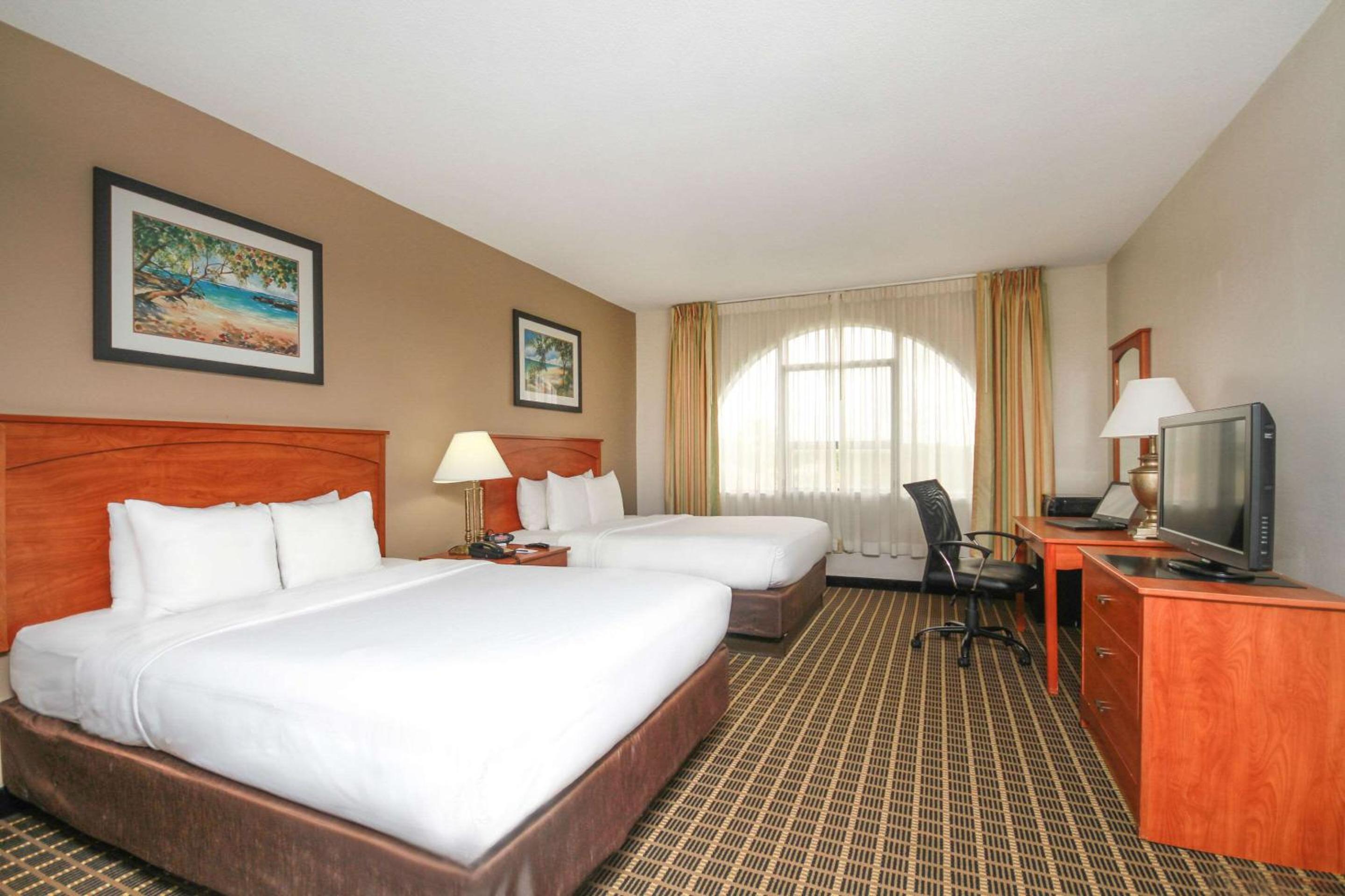 Queen Room with Two Queen Beds - Non-Smoking - Photo 3