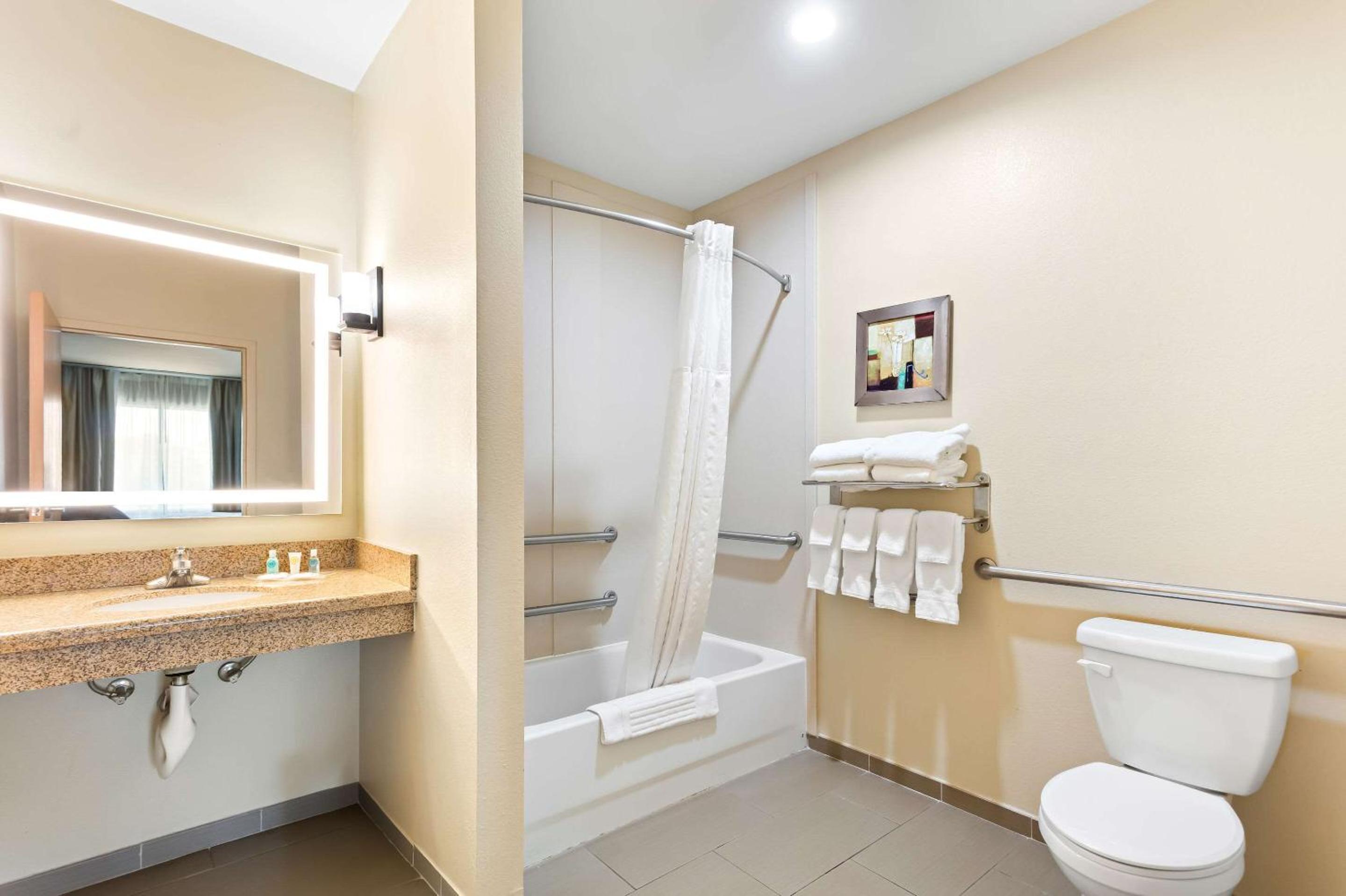 Queen Suite with Two Queen Beds - Non-Smoking - Photo 4