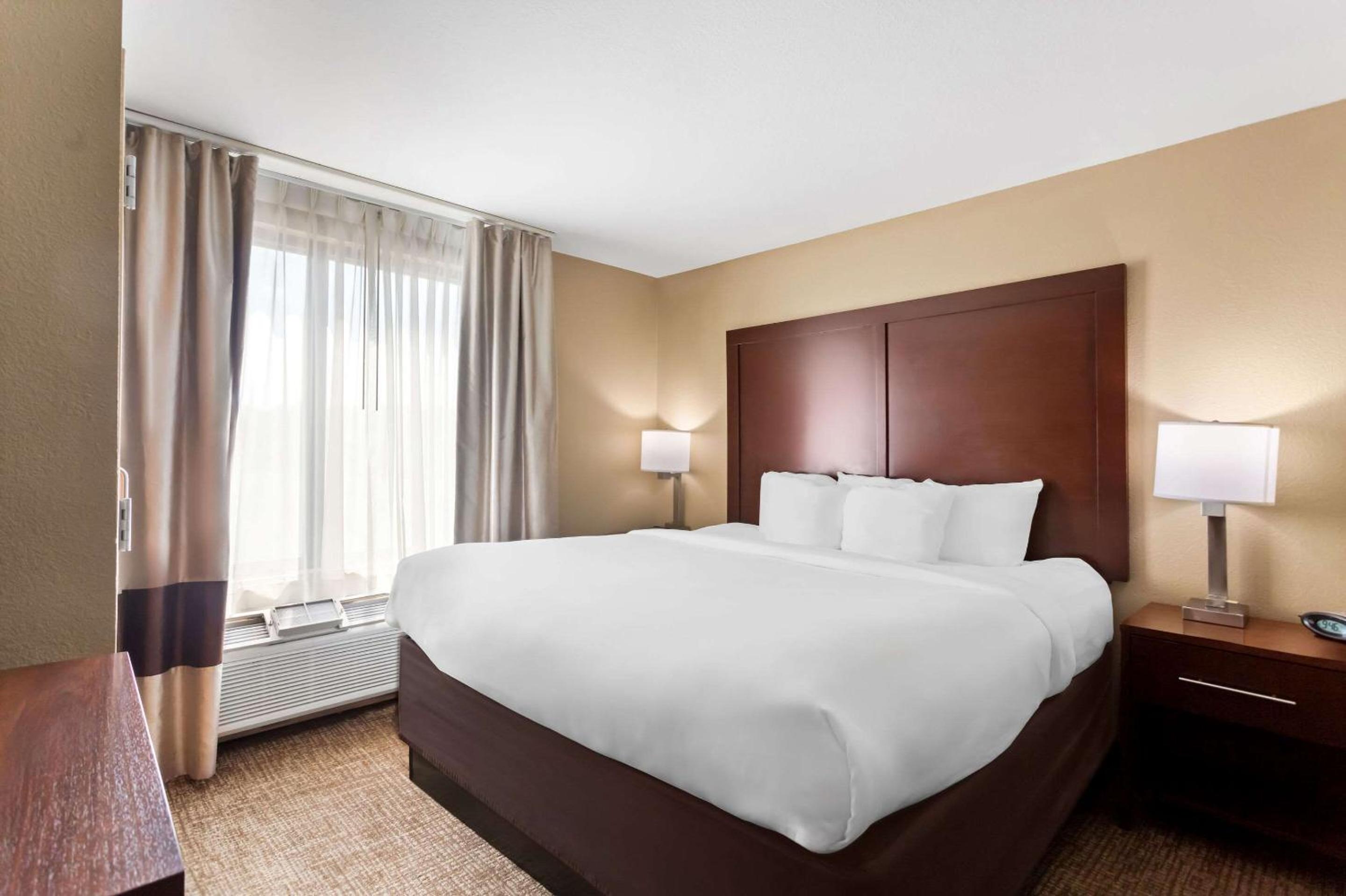 King Suite - Disability Access/Non-Smoking - Photo 1