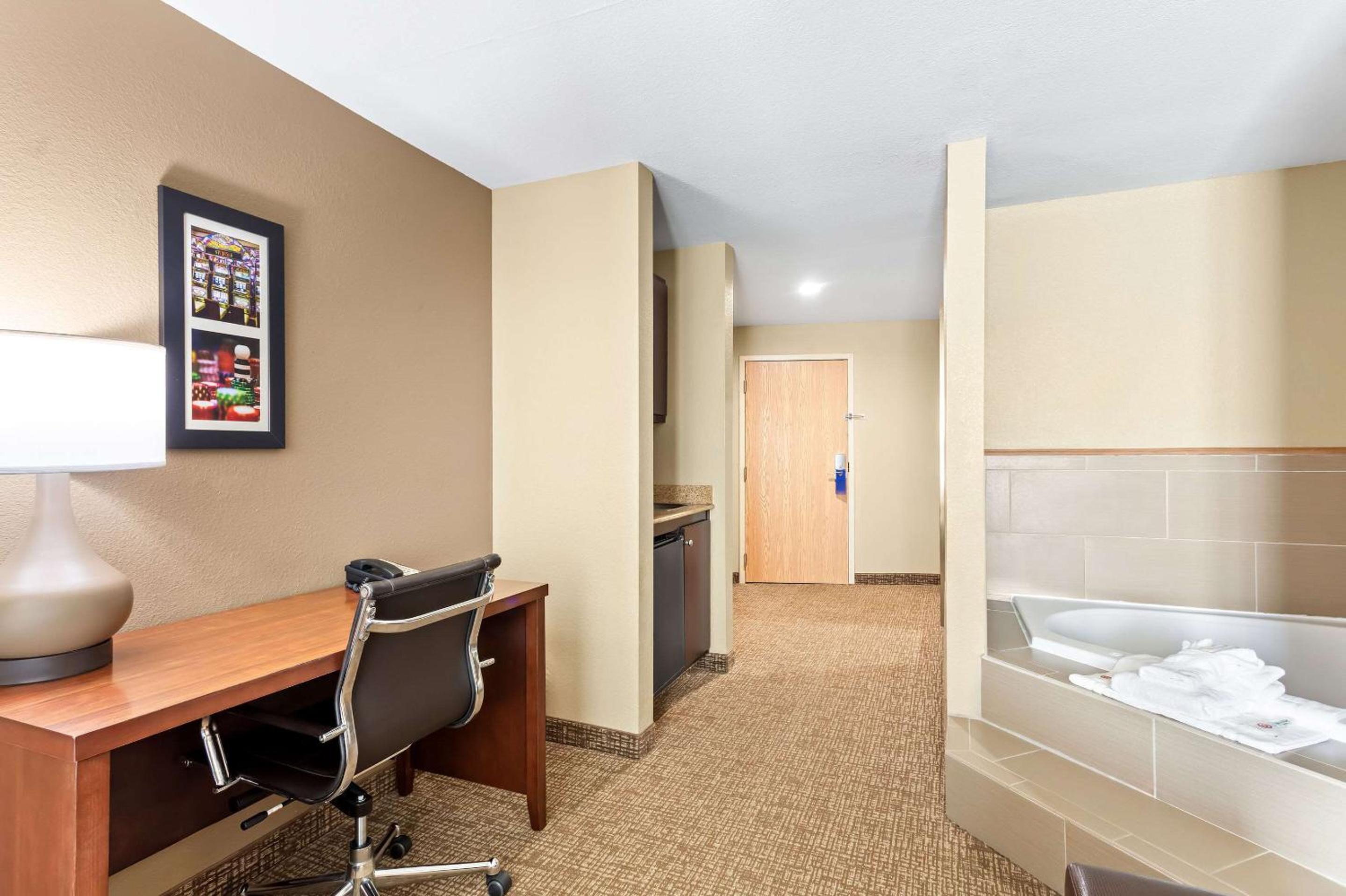 One Room Suite with Whirlpool - Non Smoking photo 2