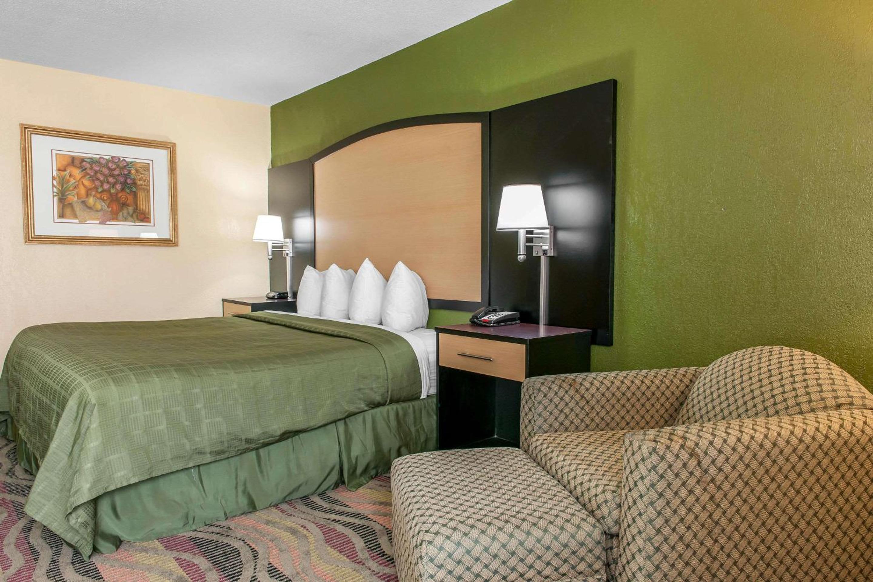 King Room - Non-Smoking - Photo 2