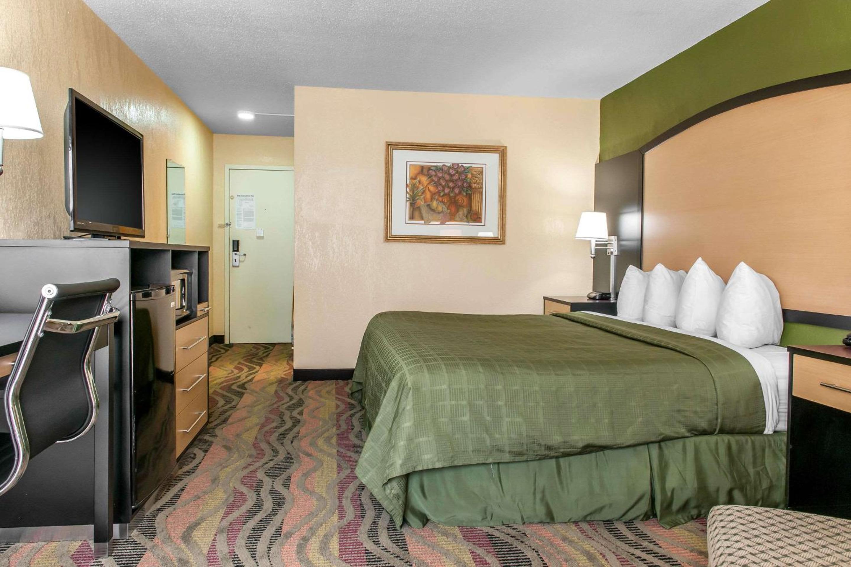 King Room - Non-Smoking - Photo 3